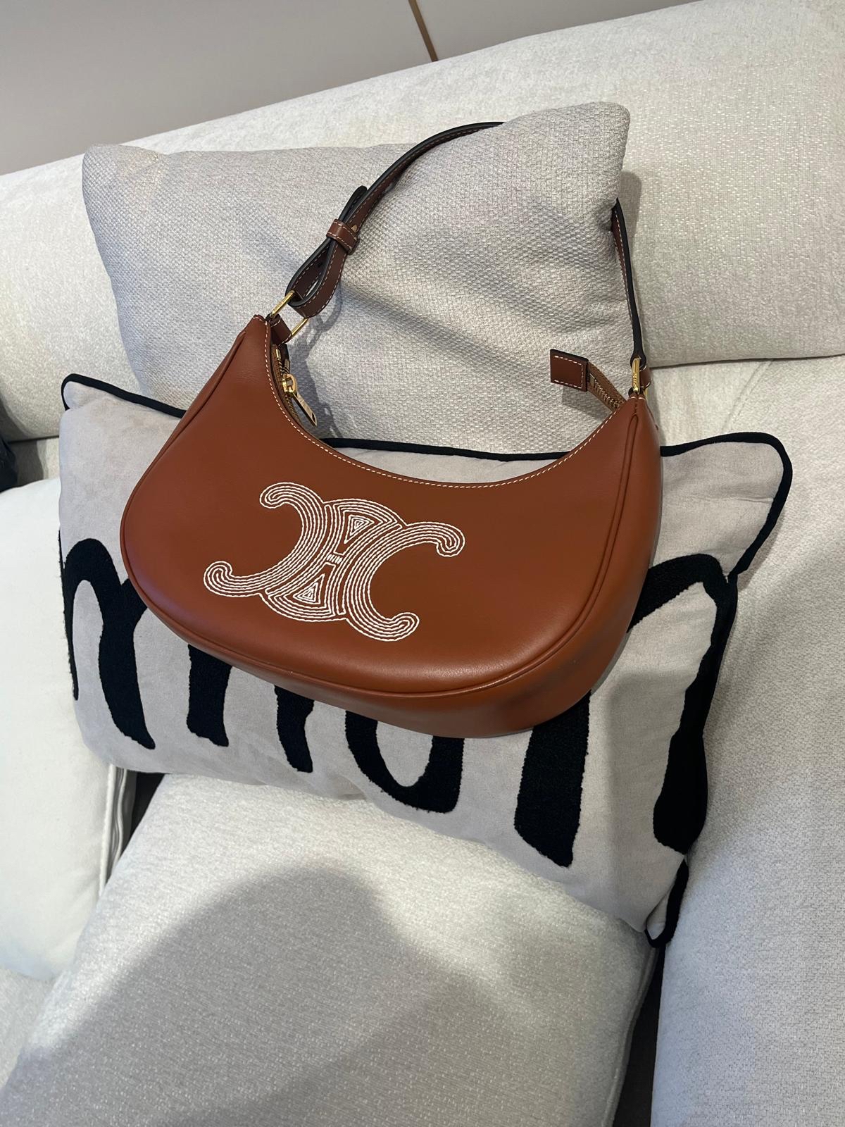 Celine Ava hobo calfskin 凱旋門logo 100%Authentic ,98%new✅dust bag