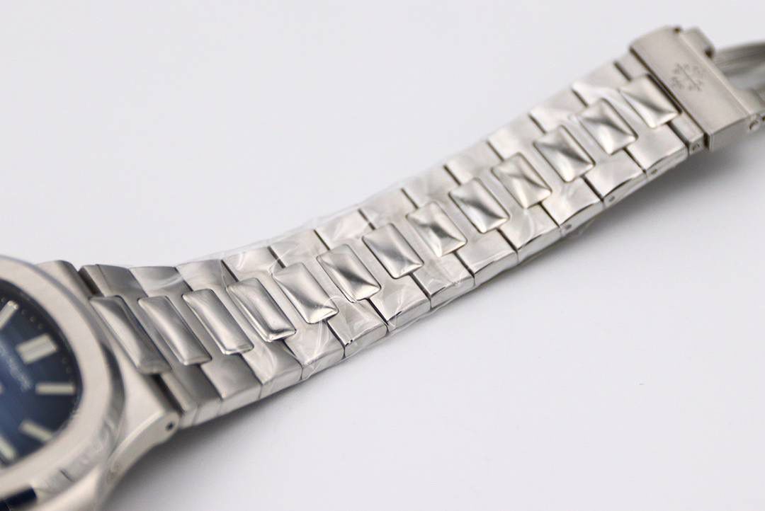 🔥新一代V3百 达 翡 丽🔥Nautilus年历腕表5726系列顶级版本 1⃣️全新一代V3表盘渐变深蓝色更加接近原装，正面可看出中间向四周扩散为蓝色渐变黑色，六点钟位置二十四小时盘同步原装CD纹，（现市面变盘均为蓝色未渐变且没有CD纹的错误版本）最新解毒版本 2⃣️新一代V3表壳，市面因壳身还原本就是一道道考验，各个环节工艺繁杂，现市面版本侧边三字位和九字位的搭配，还有四个功能按钮，基本摸起来都是高低不行且刮手的现象，GR全新一代V3表壳，经过几个月的研究和探讨，真正的意义上的做到了圆润的效果，侧边三字位和九字位搭配不管从什么角度，摸起来均不刮手不高低，同时四个功能按键位置也做出了调整，正品按键是为居中，市面普遍都是偏上且刮手，V3版本真正做到了一比一还原，不刮手且同正品一致居中。完爆市面所有版本 3⃣️V3表链依旧独霸市面，独家巨资开发表链，做到了柔软与贴手并存，每一节钢链中间都为正品一致工艺3D钻石菱形且立体感十足，不管多大多小的手腕均可佩戴，佩戴也极其舒适贴手，侧面与底部的打磨都与壳身一样的细腻。V3全新定义百达翡丽Nautilus终极版本（现市面均为廉价表带，没有正品的钻石菱形，也没有柔软与贴手，佩戴质感偏硬不舒适。还会有Nautilus的味道吗？）