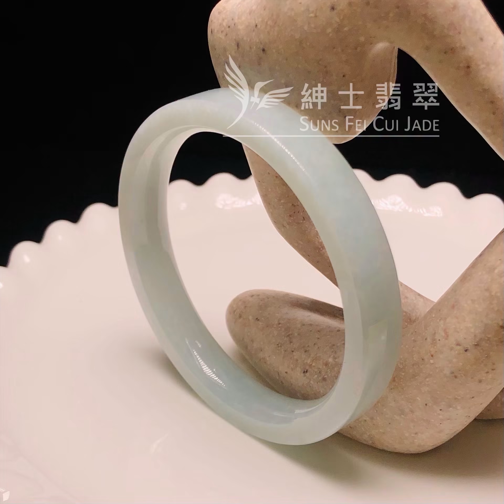 C06247 擺三橋蘋果綠方鐲54.6mm