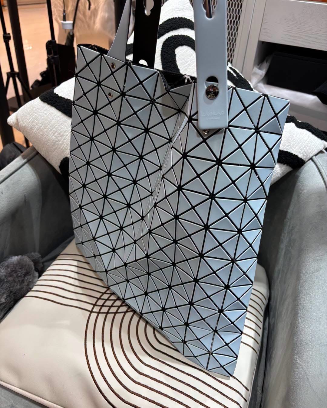 Issey Miyake bao bao tote bag  100%Authentic ,95%new  ✅dust bag 