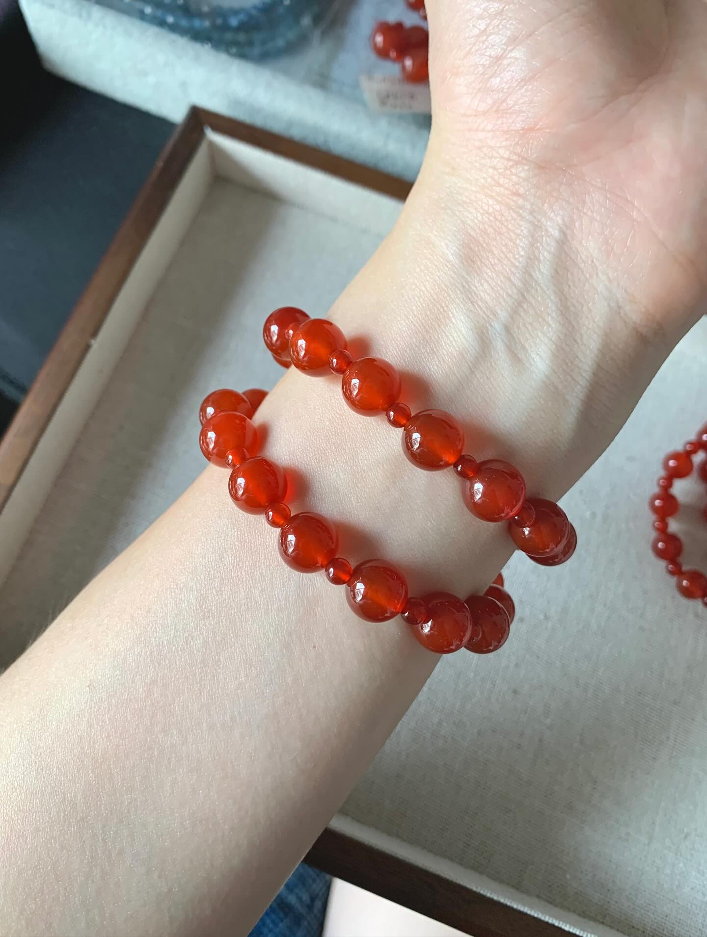 红玛瑙两圈 ｜Carnelian 2 laps8m+ RM5810m RM68实物会暗色一点的 红玛瑙的功效主要体现在改善身体健康（如促进血液循环、增强免疫力、调理内分泌）、缓解情绪压力（如安神助眠、增强自信）以及带来好运和灵性方面。它能帮助改善气色，对消化系统有积极作用，同时也被认为可以增加生命力和勇气Carnelian offers a range of benefits including emotional boosts like increased confidence, courage, and creativity, as well as potential physical benefits such as improved circulation and vitality. It is also associated with balancing the Sacral Chakra, which is believed to govern passion and emotional well-being. #红玛瑙 #赵露思同款 #天然水晶 #水晶手串 #马来西亚水晶网店 #redagate #carnelian #gemstone #naturestone #crystalhealingjewelry