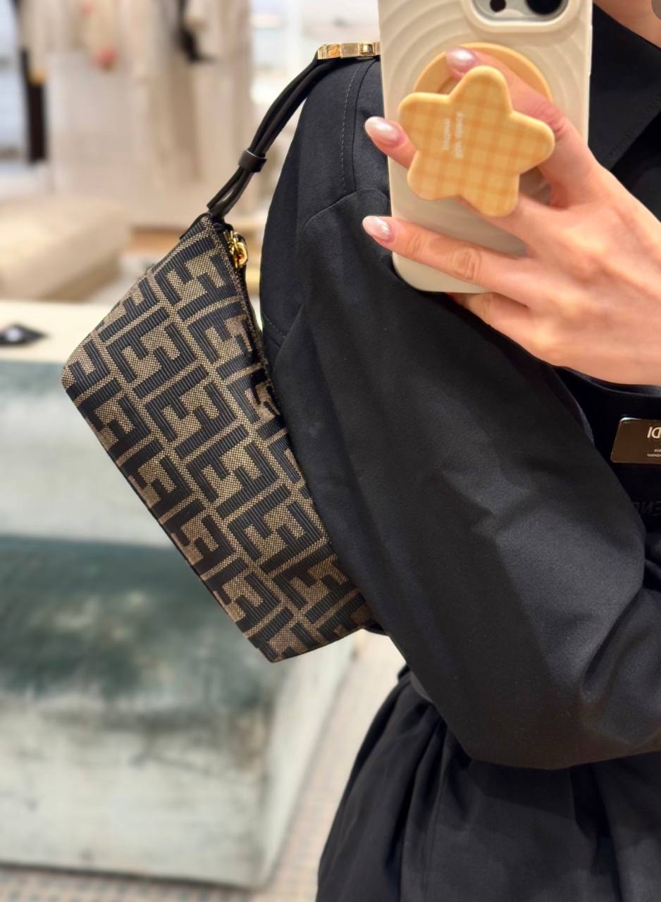 袋身超輕😍😍  限時優惠✨新款🆕訂貨🍒Fendi small 飯盒包 🔖 SIZE 21x11x10cm 可上肩~