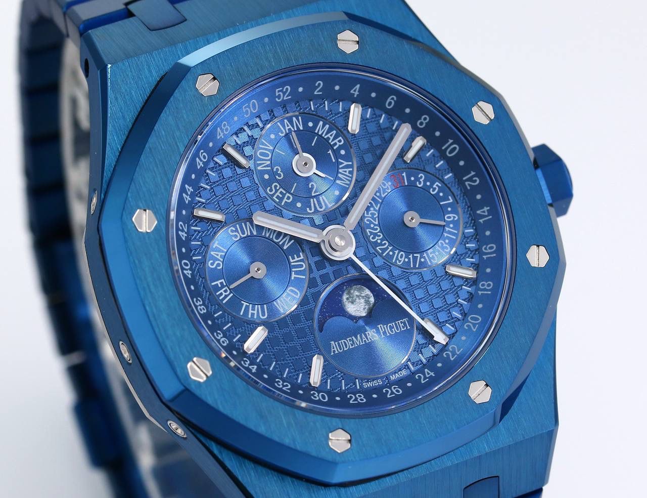 🚀爱彼 皇家橡树系列 ，复杂功能万年历腕表。型号：26574ST.OO.1220ST.01 业内唯一实现原版功能。💯 贵族钟表 爱彼皇家橡树系列万年历腕表，高贵优雅的蓝盘配上冷艳精钢表壳，完美体现爱彼美学设计及复杂功能的极高技术。 表壳采用316L精钢，直径41毫米. 厚度11.4mm。蓝色表盘镌刻“Grande Tapisserie”大格纹装饰，蓝色表盘，立体时标、刻面指针覆盖夜光涂层。三个显示日历功能的副表盘以及月相显示盘对称分布于表盘之上，井然有序地显示出小时、分钟、星期、日期、周历、月份、月相和闰年信息。真正唯一对版。蓝宝石防眩光处理让整体手表更加通透明亮。 搭载9015一比一改装定制还原Calibre 5134自动上链机芯。堪称毕业的产品。 这枚腕表的编号是Ref. 26574ST.OO.1220ST.01
