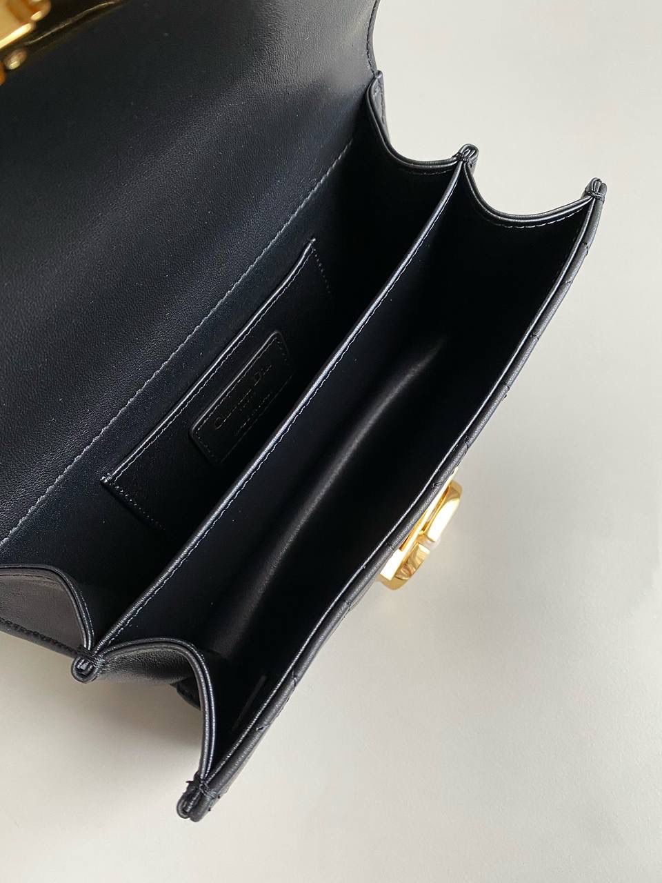 🈶黑色迷你 𝐃𝐢𝐨𝐫 𝐀𝐧𝐠𝐞 𝗯𝗮𝗴手袋 这款颜值真的好看爆! 拿手上那种厚重的千金感’一秒沦陷 超大的CD 按扣、珍珠金属链条、和全金属手柄加上复古的包型、让整体非常精致 有种阳刚与柔美的酷时尚感 内里有隔层，可以很好的把私人物品归类 手拎手腕肩背腋下都可以 真的做到实用好看俩不误，超赞！ 20×12×5cm #💰115050m