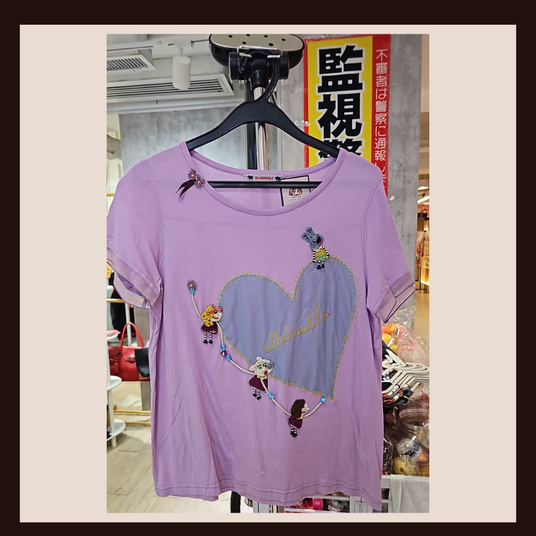 💜 夢幻薰衣草：精緻愛心刺繡立體裝飾短袖 T-shirt