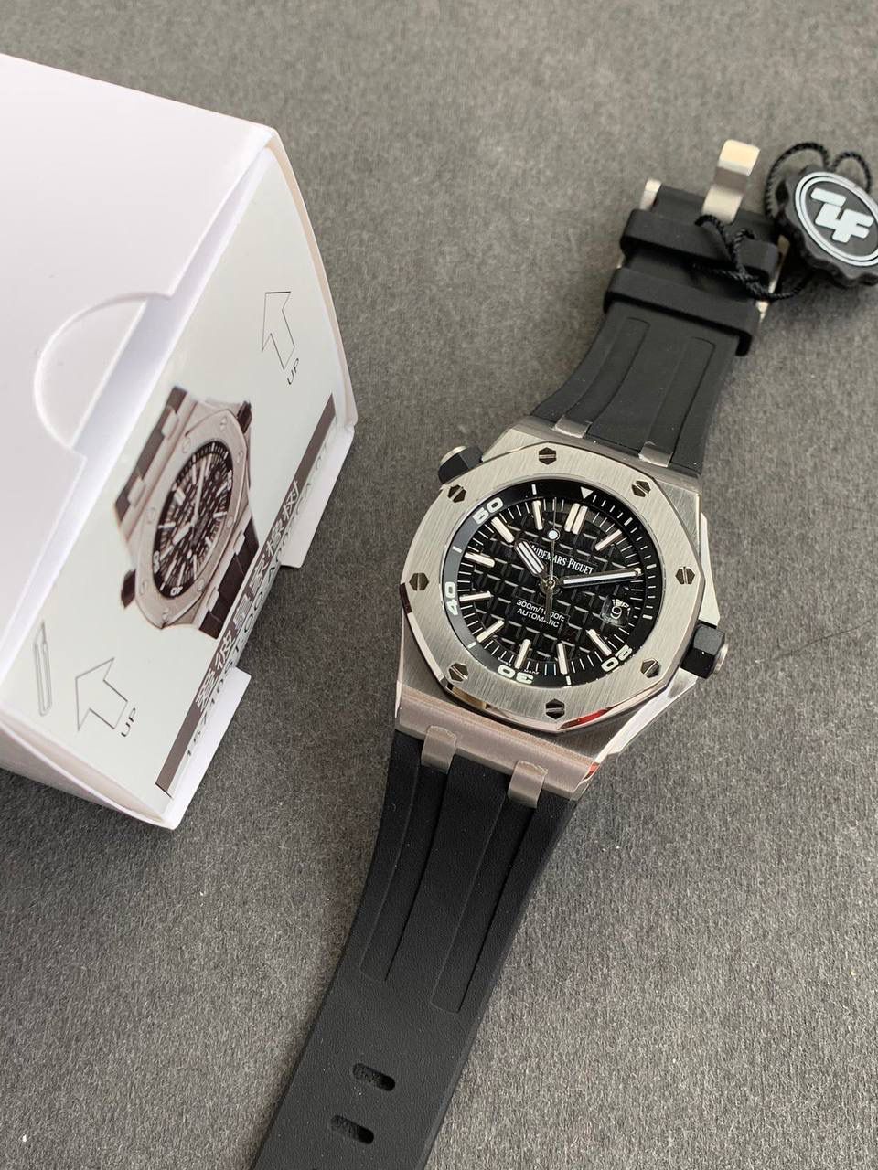 爱彼AP15710王者归来！励志要把钢表爆品细节做到最好！🔥💯腕表尺寸42mmX14.1mm！1.最强表壳打磨，地表最佳，舍我其谁，成本暴增，只为最像；2.最强机芯夹板打磨，特调色18K玫瑰金自动托颜色；3.最人性化的可松动头粒缓冲区域，确保吻合原装设计；4.最立体和最工整的盘面“饼干纹理”保证和正品一模一样：5.最持久的夜光和对的最齐的内应刻度，ZF直击重点，大家再也不用为此头痛；6.最硬螺丝，而且螺丝凹槽是月牙形状和正品一致；7.最接近原装的指针，切面锋利整齐无毛刺；8.最接近原装日历放大镜，通透性市面最强；9.最强蓝宝镜面通透感官，并镀有防眩晕增透镀膜；【机芯】采用ZF独家定制版AP.CAL.3120机芯，功能稳定，外观最像‼️‼️