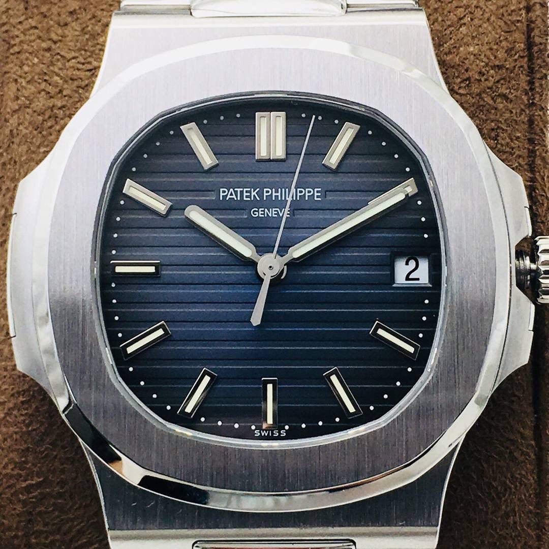 新力作 V4超级升级版 百达.翡丽鹦鹉螺重磅来袭！ 1：第一款真正意义上的超级鹦鹉螺，震撼来袭，全新修正的不锈钢表带，铰链部分根据真正的百达翡丽鹦鹉螺不锈钢表带拆解开发，和正品一致的贴合效果！ 2：逆袭之前所有副本，铰链开合角度和正品一致，锁毕声音和正品相同！ 3：重点指出此次V4版的面盘在采用与真品一致的覆荧光涂层金质立体时标，特别突出的“蓝魅”面无限接近原版！ 4：机芯方面是全新订制的修正版的一体芯Cal.324机芯，是目前唯一做到机芯的钢印与正品一样的雕刻工艺。