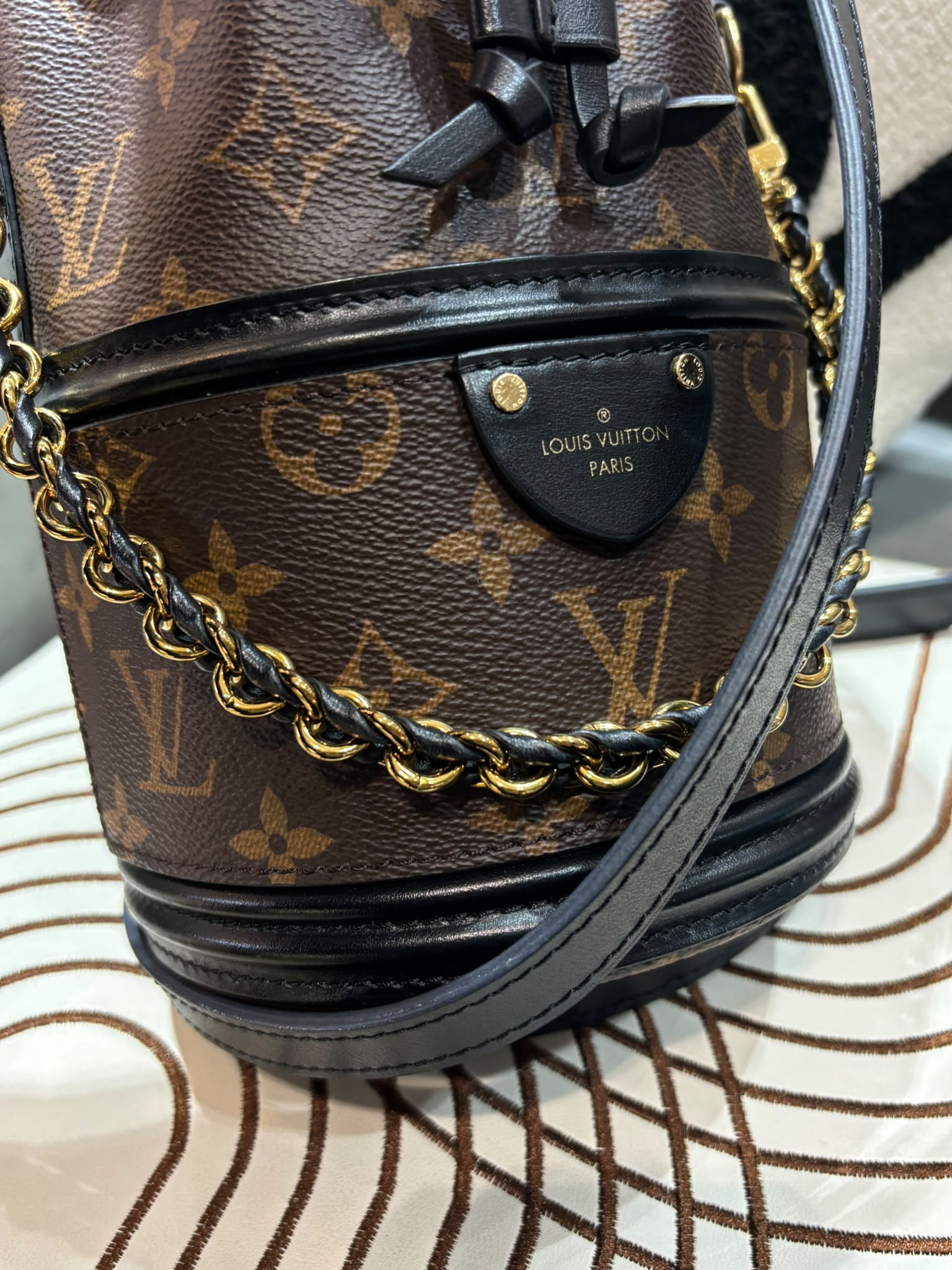 Lv canoe bucket bag M83480 Canoé 100%Authentic,92%new nfc✅dust bag