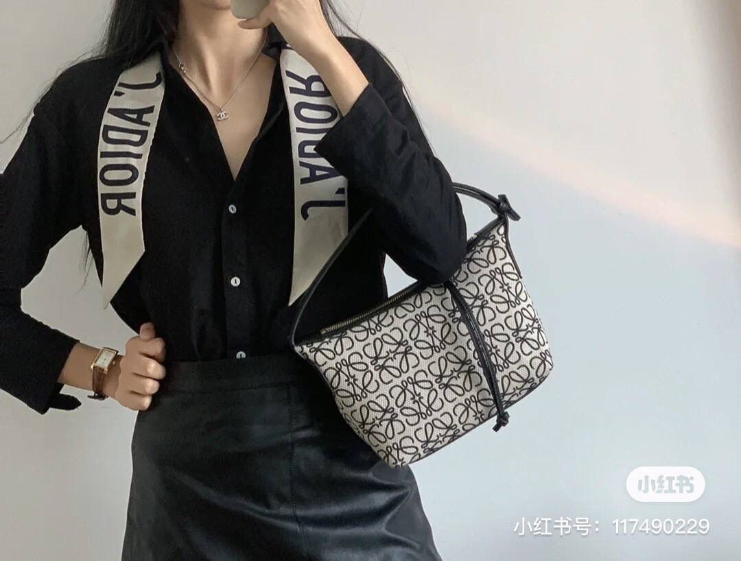 * 𝘊𝘶𝘣𝘪 𝘈𝘯𝘢𝘨𝘳𝘢𝘮 提花布手袋✌️ 小号尺寸:21-12-17cm（顶部宽处25cm） 编码:652104黑白/布 包包面料挺括度适中，没有固定形状 ，背上出门慵懒氛围感十足😘，肩带可以调节，伸缩至腋下背，单肩，手拎皆可