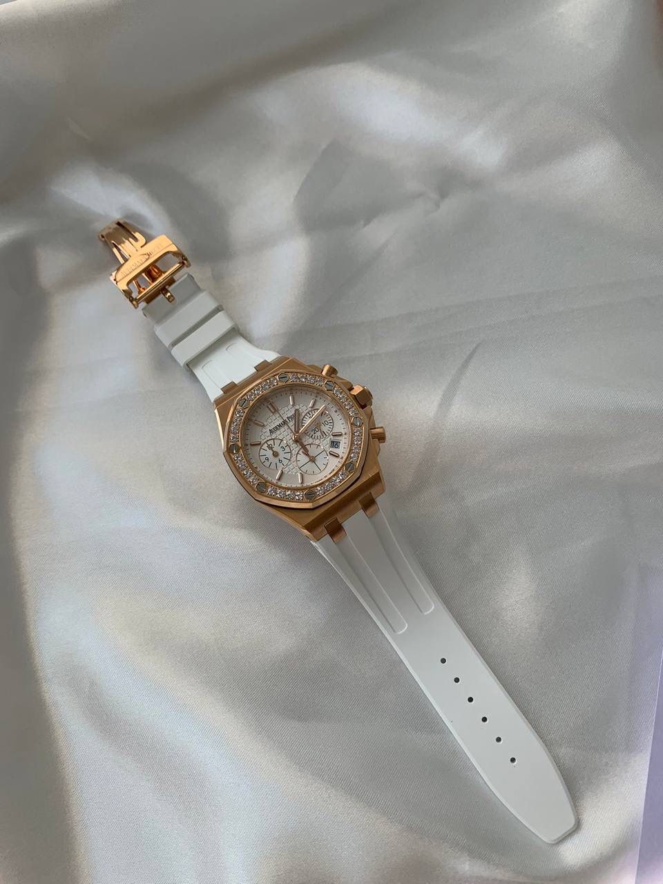 爱彼女款、小红书爆款，喜欢大表盘的女生、必备款，表盘37MM、蓝宝石防刮花玻璃，316精钢表壳、纯手工镶嵌32颗莫桑钻、搭配瑞士多功能石英机芯精准走时，表带采用进口橡胶工艺，佩戴舒适不过敏、折叠扣设计，佩戴便捷，数量有限，先到先得，多种色系，穿搭任选！