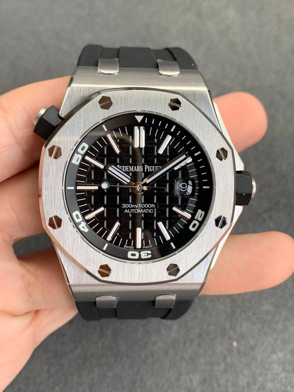 爱彼AP15710王者归来！励志要把钢表爆品细节做到最好！🔥💯腕表尺寸42mmX14.1mm！1.最强表壳打磨，地表最佳，舍我其谁，成本暴增，只为最像；2.最强机芯夹板打磨，特调色18K玫瑰金自动托颜色；3.最人性化的可松动头粒缓冲区域，确保吻合原装设计；4.最立体和最工整的盘面“饼干纹理”保证和正品一模一样：5.最持久的夜光和对的最齐的内应刻度，ZF直击重点，大家再也不用为此头痛；6.最硬螺丝，而且螺丝凹槽是月牙形状和正品一致；7.最接近原装的指针，切面锋利整齐无毛刺；8.最接近原装日历放大镜，通透性市面最强；9.最强蓝宝镜面通透感官，并镀有防眩晕增透镀膜；【机芯】采用ZF独家定制版AP.CAL.3120机芯，功能稳定，外观最像‼️‼️