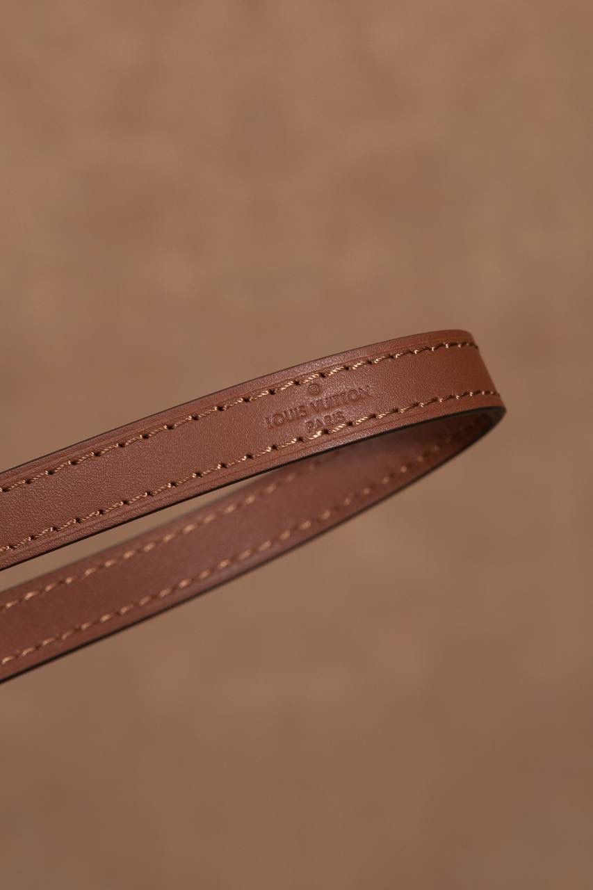 LV NÉONOÉ 水桶包 👜✨ 这款真的是经典中的经典，很多人第一只 LV 都选它！！ Size：26 × 26 × 17.5 cm，容量很可以，日常东西统统装得下～ 水桶包原型来自 1932 年的香槟袋， 经典又耐看，不分年纪，背起来都很有感觉。 又能装、又好搭，休闲穿、正式穿都 OK， 属于那种越背越喜欢、怎么都不会过时的款 💖