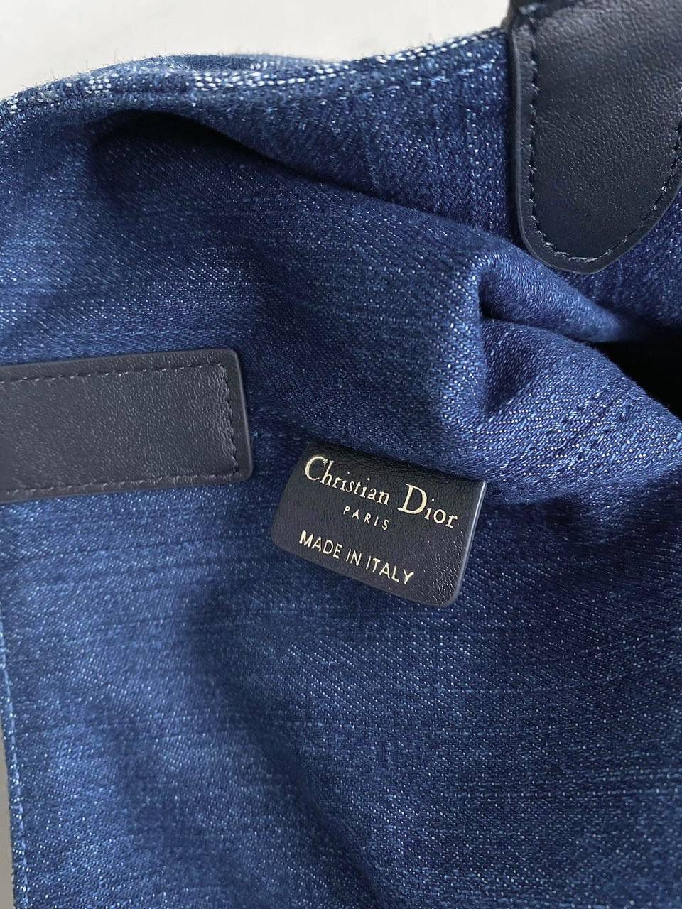 🈶牛仔蓝 𝗗𝗜𝗢𝗥 𝗧𝗼𝘂𝗷𝗼𝘂𝗿𝘀24石洗丹宁 这期的牛仔系列真的超爱！ 它的热度不亚于任何一只经典款 深蓝色丹宁➕经典的Oblique印花， 不规则石洗效果，渐变感特别且帅气 牛仔很百搭也没有什么季节性，所以这系列是既特别又经典 不怕过时 姐妹们可以放心冲！🔥🔥 尺寸：28.5×19×21.5 #M1292m