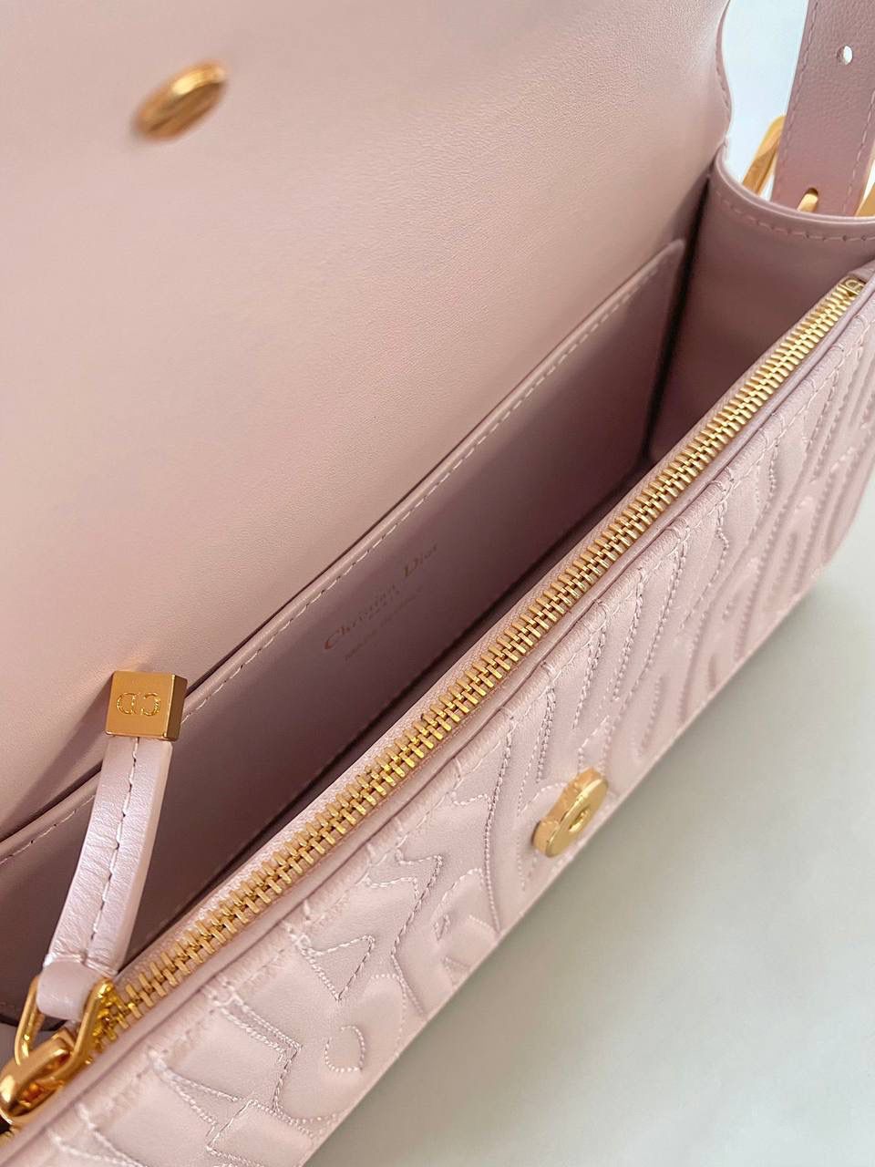 🈶淡粉色 𝐌𝐢𝐬𝐬 𝐃𝐢𝐨𝐫腋下包 哇！实物是超预期的 从五金到皮质都非常奢华，很好看 牛皮的材质有型又耐久， 立体的字母手感彰显个性！ 空间，日常通勤或约会都很不错哦 大小刚好，腋下背气质又时髦 22×11×6cm #3410m
