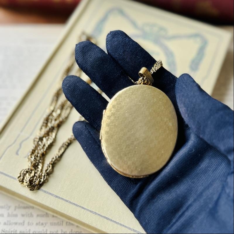 VINTAGE AVON C.A. 1960-70S Large Cutout Filigree Style Locket Pendant Necklace with Elegant Twisting Chain (MT2083)