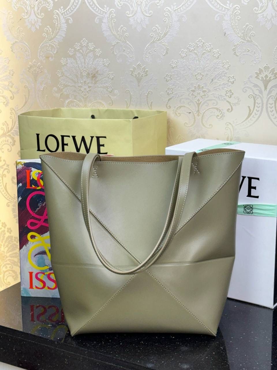 *中号𝐏𝐮𝐳𝐳𝐥𝐞 𝐅𝐨𝐥𝐝折叠手袋👜*（桉树绿） ——全新【𝗡𝗘𝗪】升级‼️ 延续经典𝙋𝙪𝙯𝙯𝙡𝙚的标志性几何裁剪设计，新晋顶流🅰️𝙋𝙪𝙯𝙯𝙡𝙚 𝙁𝙤𝙡𝙚 𝙏𝙤𝙩𝙚以折纸包为灵感，升级成🉑完全折叠‼️的结构，立体与平面任意切换，出差旅行🧳必备单品。小牛皮材质轻且柔软，𝐌𝐢𝐧𝐢尺寸搭配一条可拆卸式肩带，手提，肩背，斜挎多样化背法✨ 尺寸：𝟐𝟓.𝟓-𝟏𝟒.𝟓-𝟑𝟏.𝟓𝐜𝐦 款号：052316