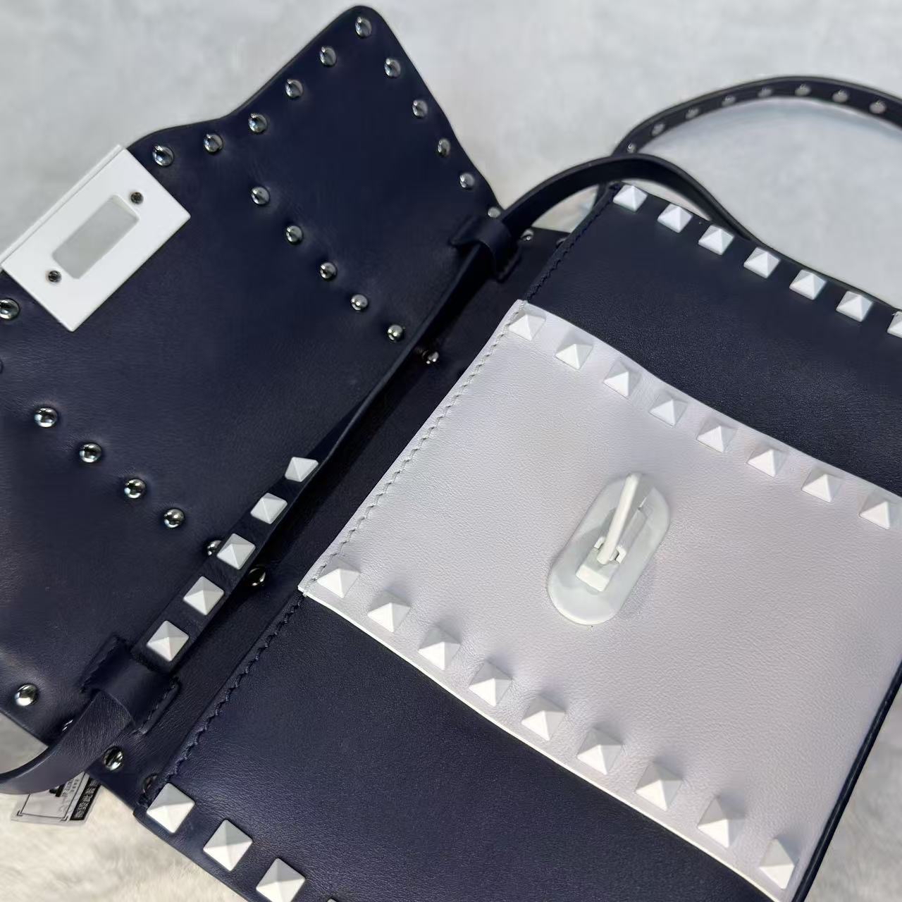 Valentino 鉚釘斜孭袋 藍白配牛皮革 搖滾風格飾釘