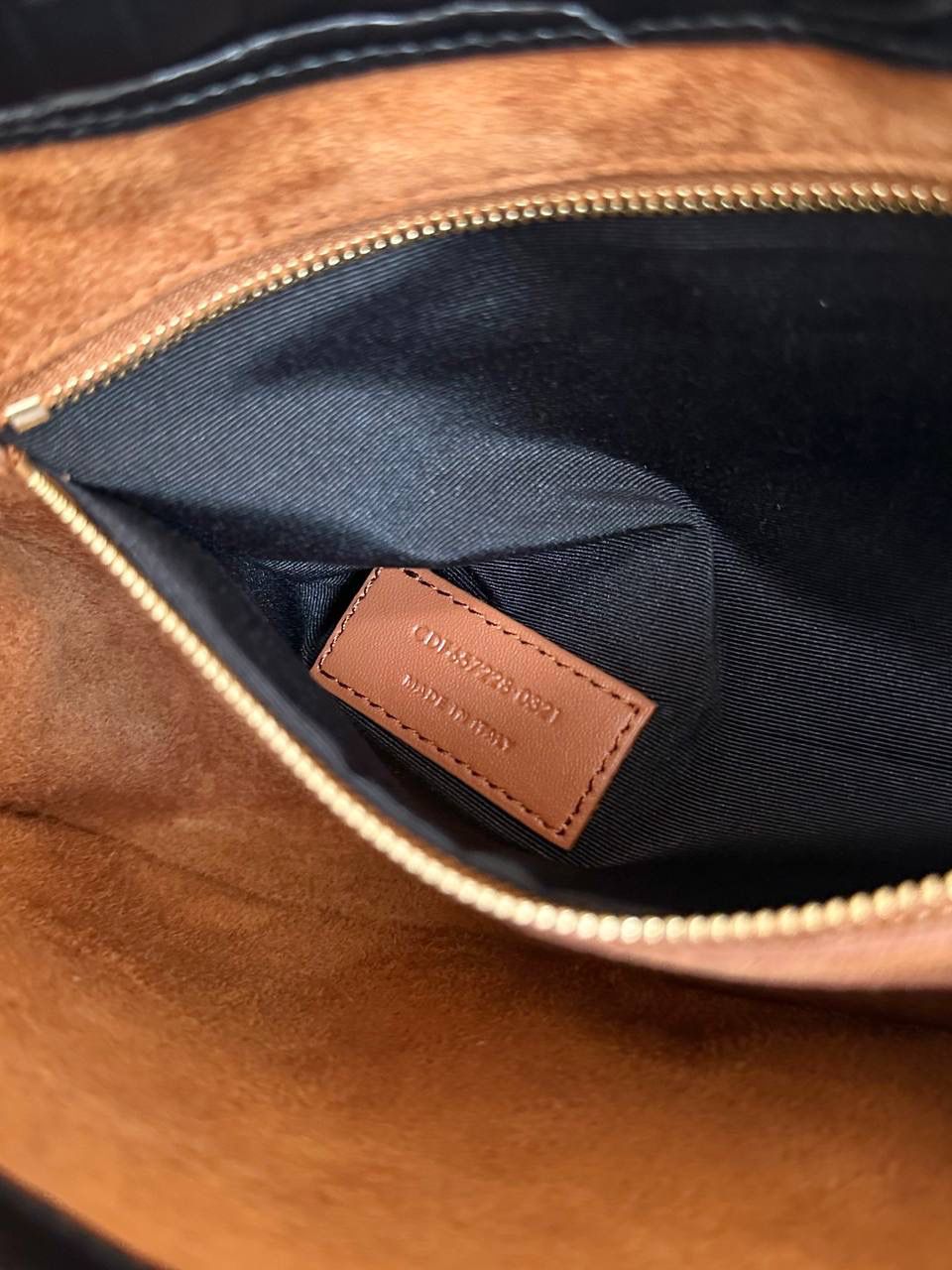 ys1 le5à7 光滑牛皮腋下包鳄鱼纹🐊 没找到他们家出的包包越来越极简主义 线条流畅，没有一丝一毫多余的废话 包身正面的一个logo说明一切 能留下来的都是这种简单款 日常最好搭配的也是这种 头层牛皮不仅光滑 皮感摸起来还有一点点韧度 内里搭配了我最爱的麂皮 真的是里里外外都非常打动人🖤 我的私心强推！ 23×16×6.5cm651350m