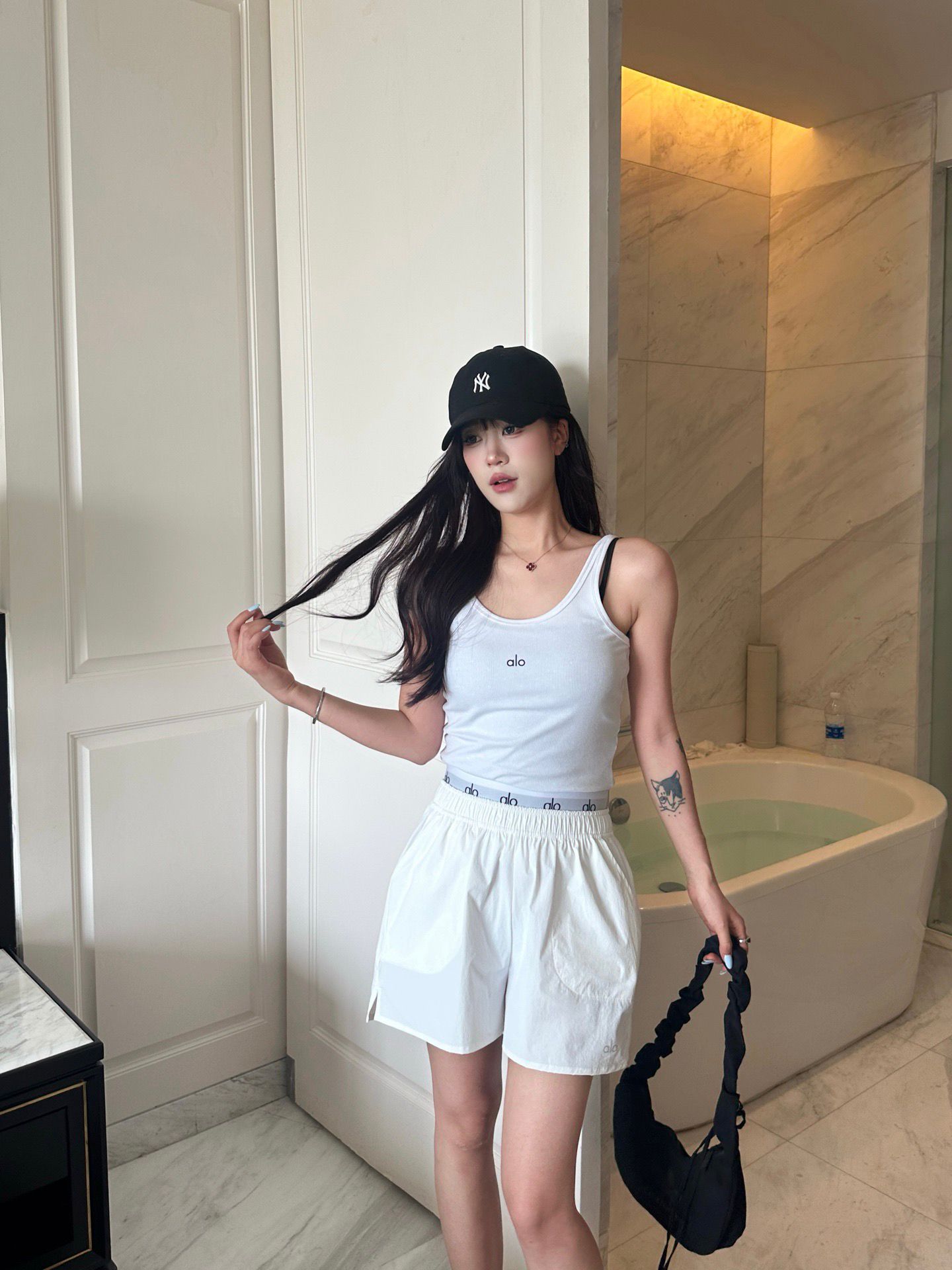 $95件。2件起$85件。Alo高腰假兩件短褲