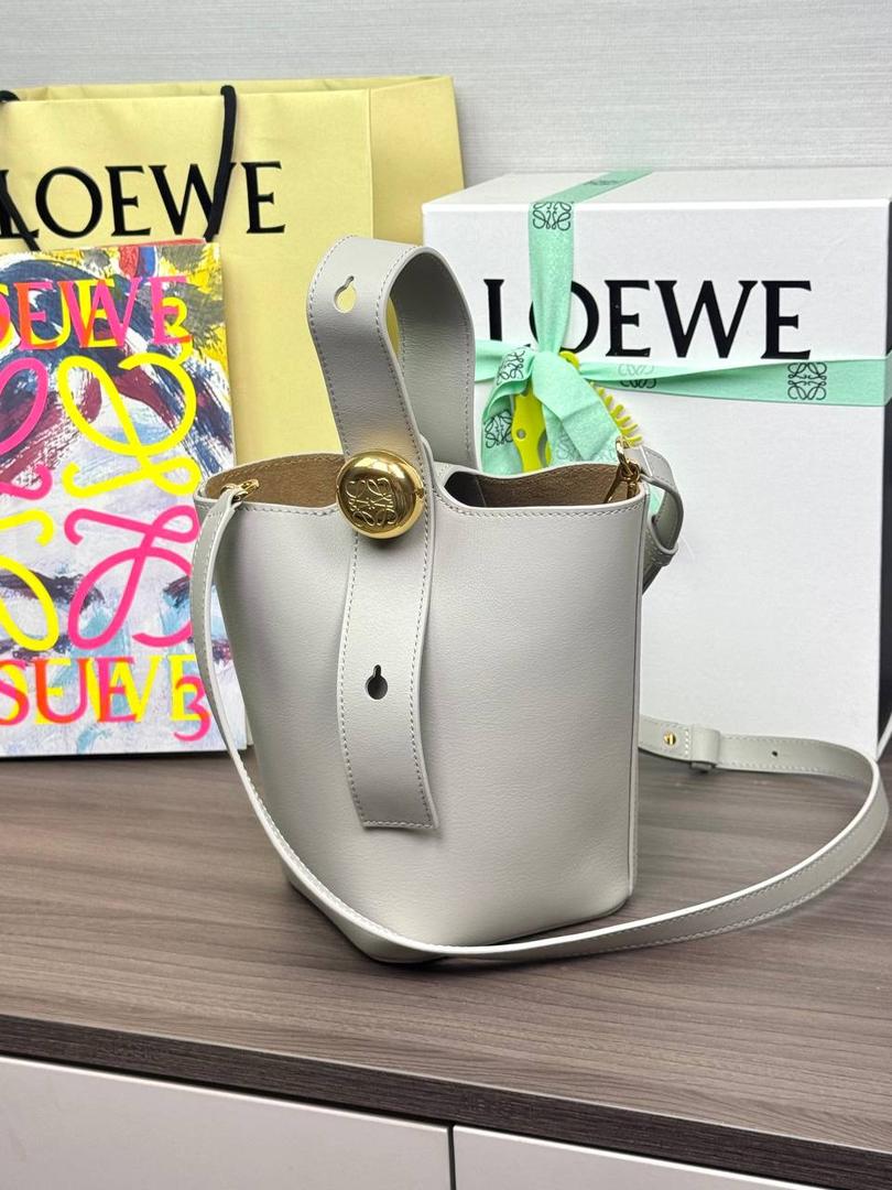 ♥️𝙈𝙞𝙣𝙞 𝙋𝙚𝙗𝙗𝙡𝙚 𝘽𝙪𝙘𝙠𝙚𝙩 ——【银灰色】现货‼️ 尺寸：𝟏𝟔-𝟏𝟔-𝟏𝟗.𝟓𝐜𝐦 编码：062339 【配全套礼盒】 🎈标志性Anagram鹅卵石点缀，配以纯粹简约线条以及瞩目设计风格，诠释全新𝙋𝙚𝙗𝙗𝙡𝙚手袋👜 🎈自带一根🉑拆卸🉑调节的肩带，一包多背，多样化风格，秀场大放异彩😀内里容量超大，日常实用性强👌 🎈配全套专柜礼盒🎁，给你满满的仪式感👀