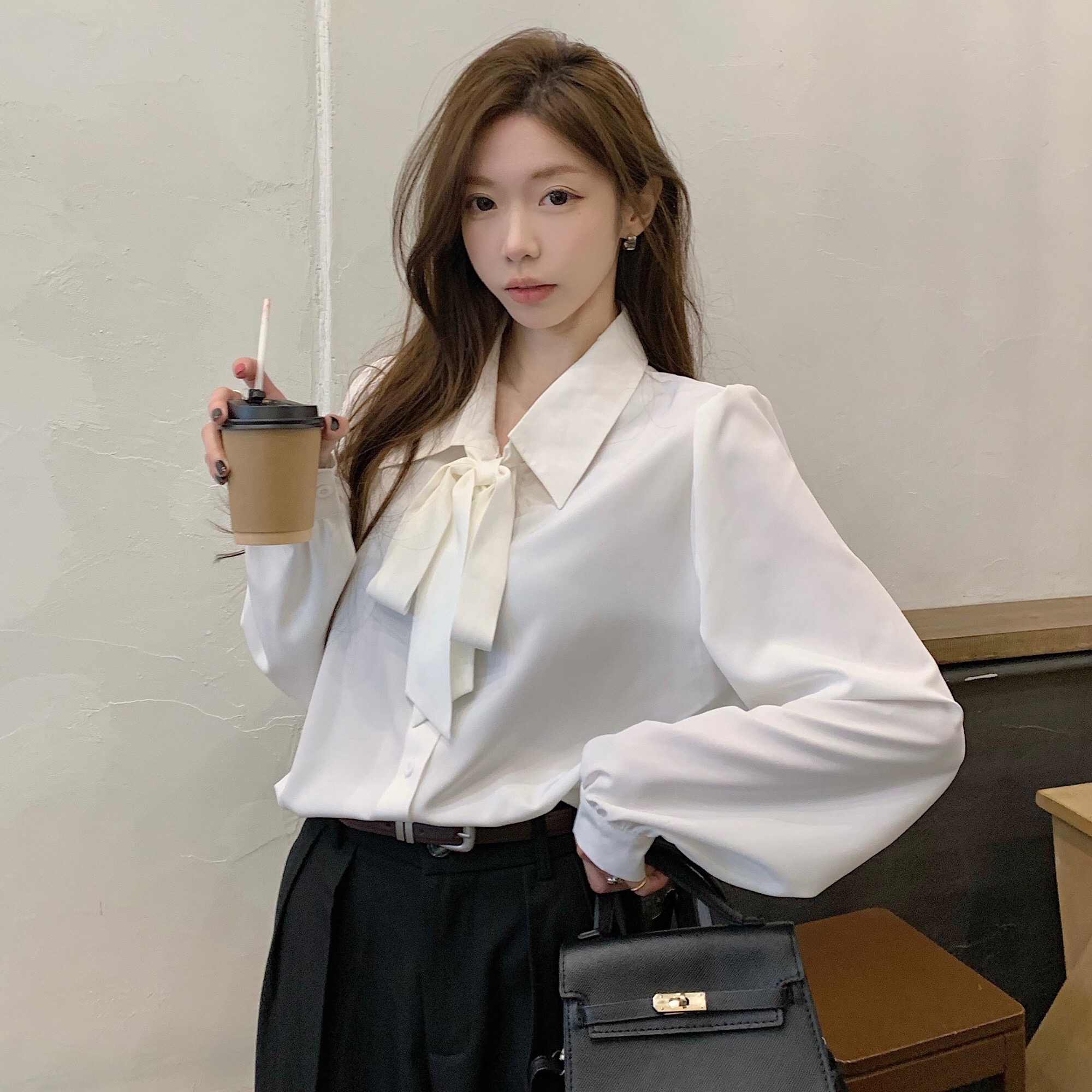 B147(7940) 法式通勤风蝴蝶结翻领灯笼袖黑白衬衫上衣 