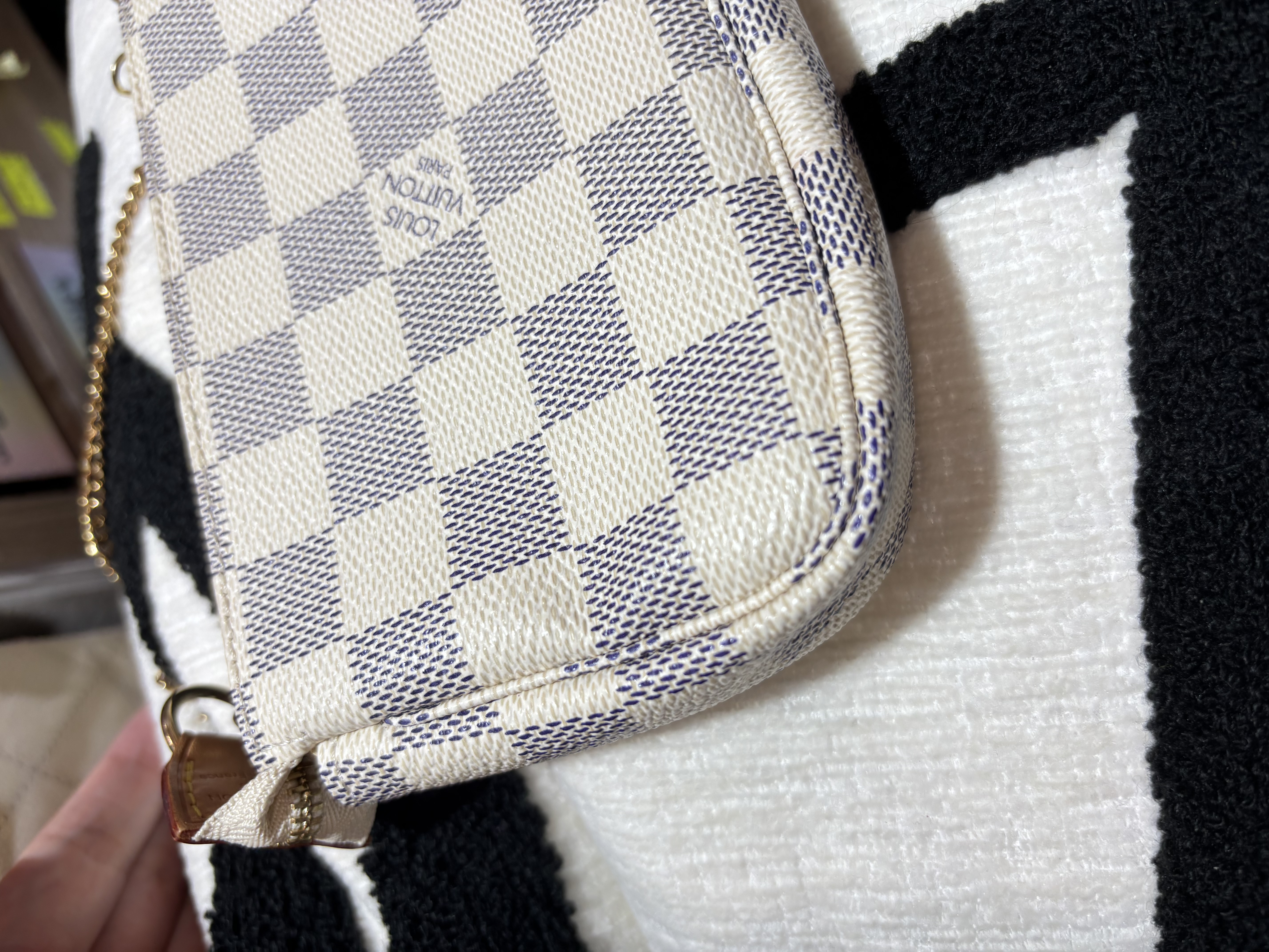 Lv mini pochette azur chain bag accessories 100%Authentic,98%new ✅dust bag  