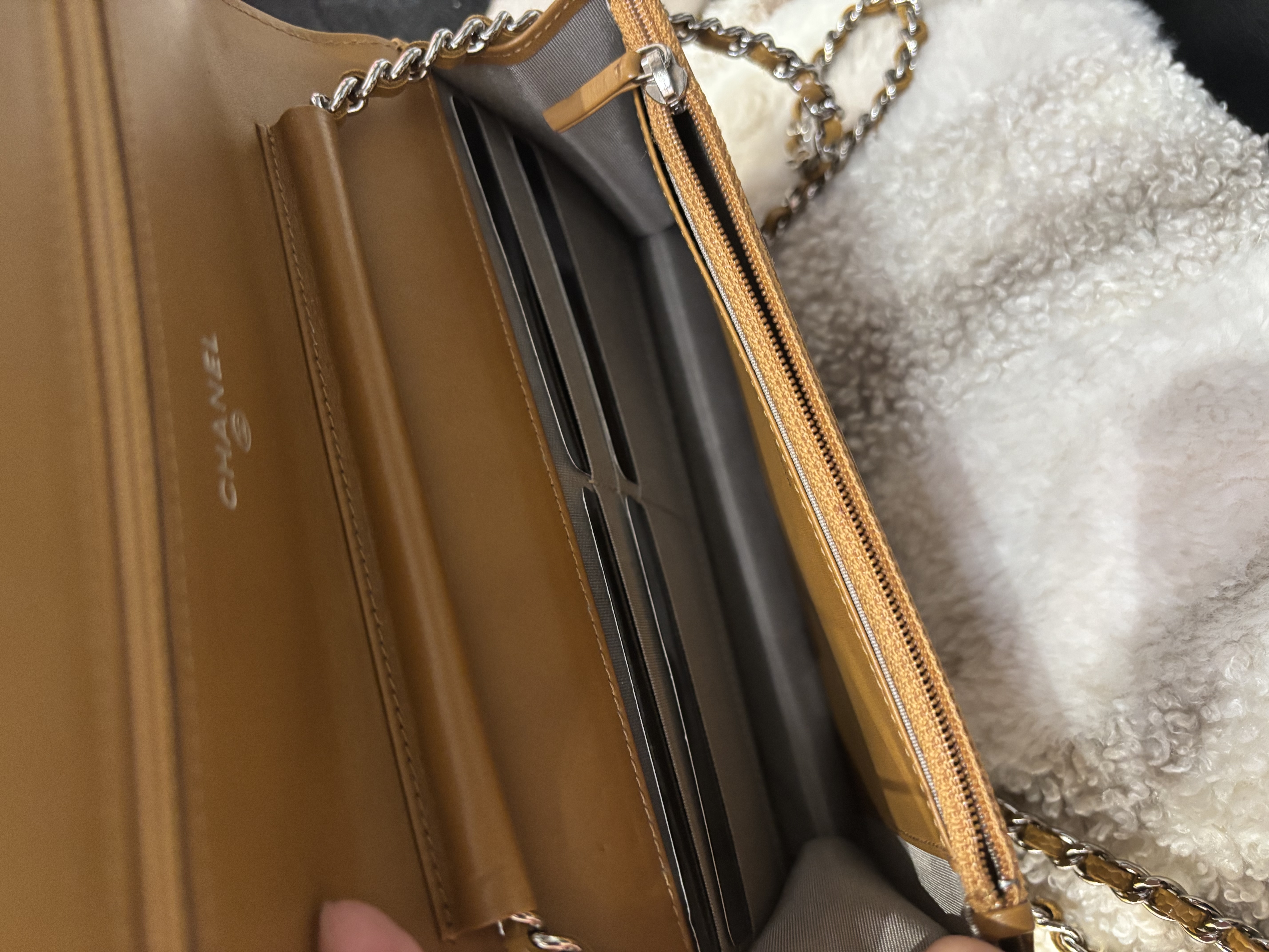 Chanel wallet on chain 100%Authentic, 98%New ✅17Card✅Box