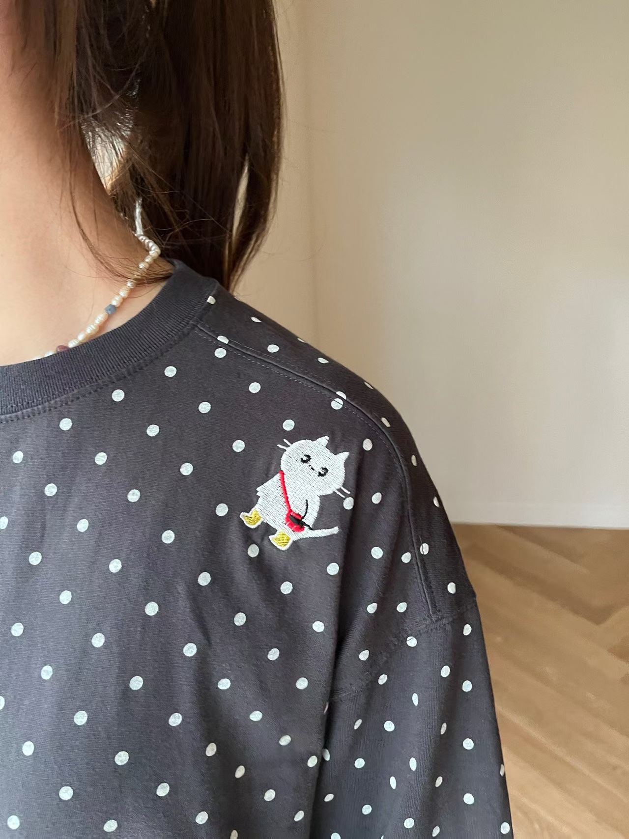 捲邊波點刺繡貓Tee