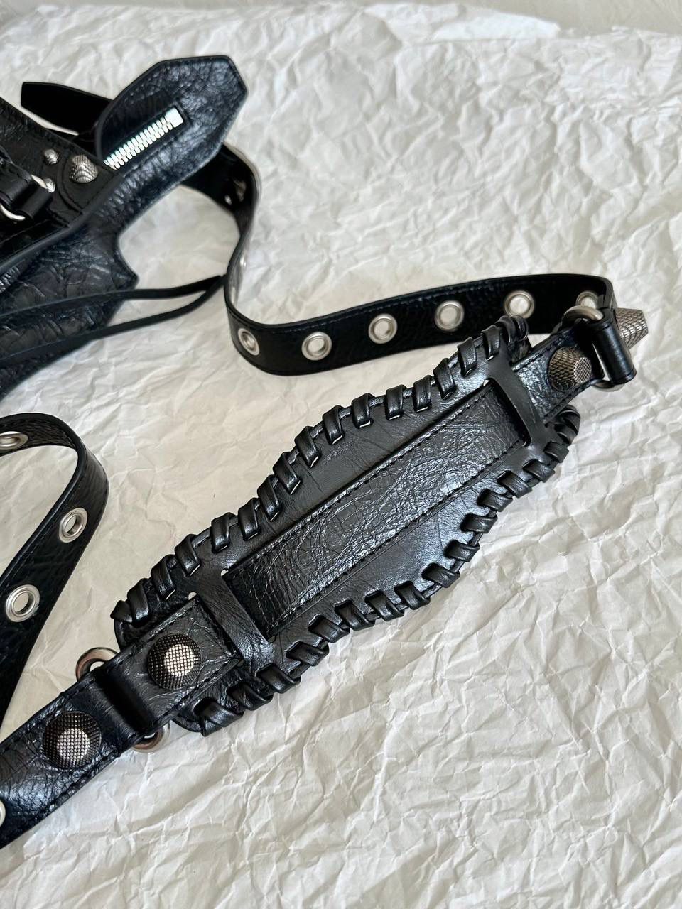 ba1enciaga Neo classic 机车包xs 黑银🖤 首先声明，我爱一切机车元素 无论是le cagole还是这只neo 喜欢大容量的姐妹冲这只 油蜡皮的不规则摔纹配上大量的五金配件 还有流苏拉牌➕爱心镜子➕零钱包挂件 极繁的魅力由此而来～ 辣妹酷妹冲冲！ 26×17.8×11.4cm700940m