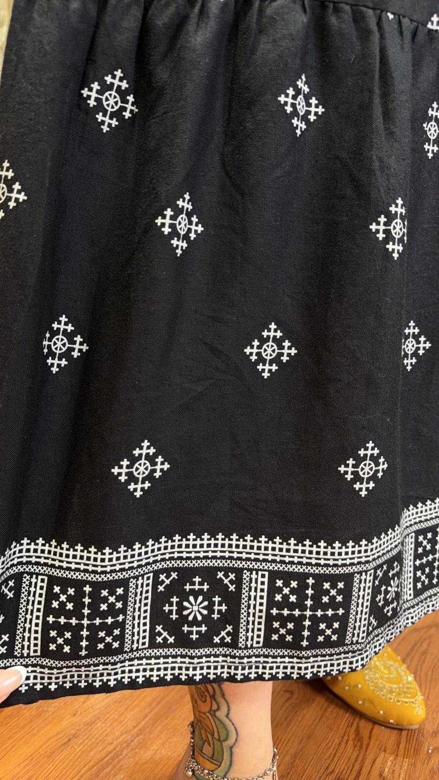 2925 Black Simple White Print Totem Edge OP 46"