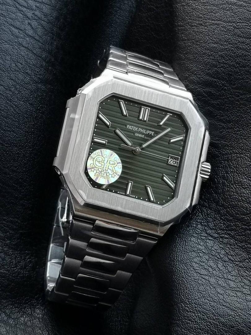 百达翡丽 方形 新系列CUBITUS 5821腕表 亮点特色：1️⃣机芯:搭载定制9015改Cal.26-330 SC一体机，调时不停秒，调时不停秒，摆轮位置均与正品一致，自动上链机芯。2️⃣钢带:316L定制级人体工程学表带，新扣款式。3️⃣表壳:尺寸45毫米厚度仅8.3mm，为表壳对角线长度(即10点位至4点位),因为表壳近似于方形，上下边的宽度会小于这一数值，所以视觉效果并不是很大。 搭配上，5821属于运动风格腕表，日常搭配正装和休闲风格也可以。