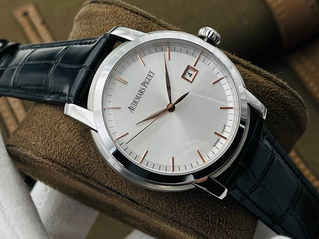 原版开模 市场最高版本 爱.彼 JULES AUDEMARS系列男士腕表！ 1⃣️机芯型号：2824改3120自动机械，透底设计！稳定零返修！ 2⃣️表径41毫米！ 3⃣️大三针简约表盘！ 4⃣️316L精钢壳套！