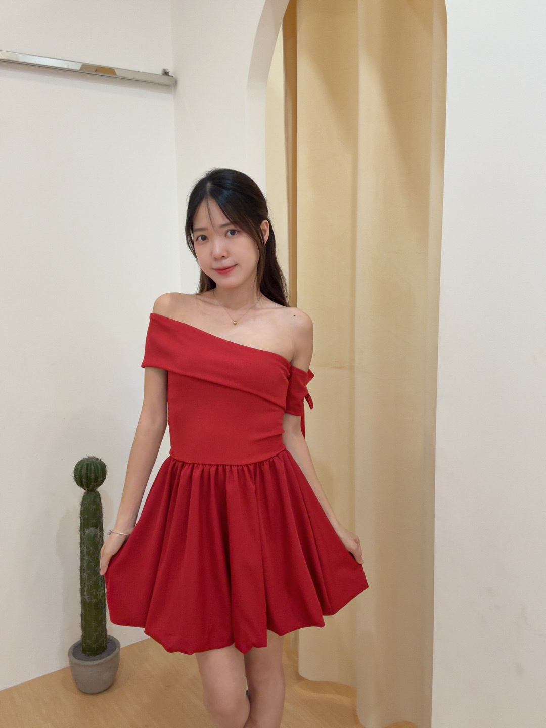 甜美一字肩彩带蓬蓬花苞连身短裙 R2918