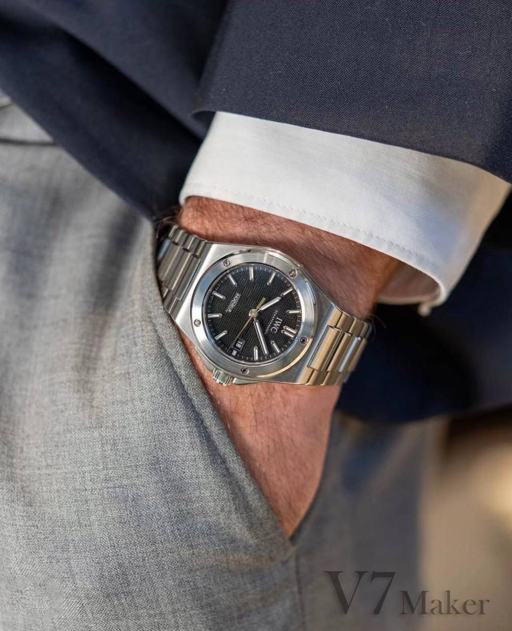 V7厂 七星推荐之 Ingenieur工程师腕表 IWC 在2023年 Watches & Wonders Geneva 推出新一代 Ingenieur 工程师腕表，由杰罗尊达设计，回归复刻 Gérald Genta 1970年代设计的经典之作 Ref. 1832。 40mm 表壳融合垂直拉丝、环形拉丝及镜面抛光工艺，精心重构的线条呈现更柔和流畅的轮廓。厚度为10.7mm。 表圈由5颗螺丝紧紧固定，表耳细节及H形表链采用更符合人体工程学的新设计，能够更舒适贴合手腕。