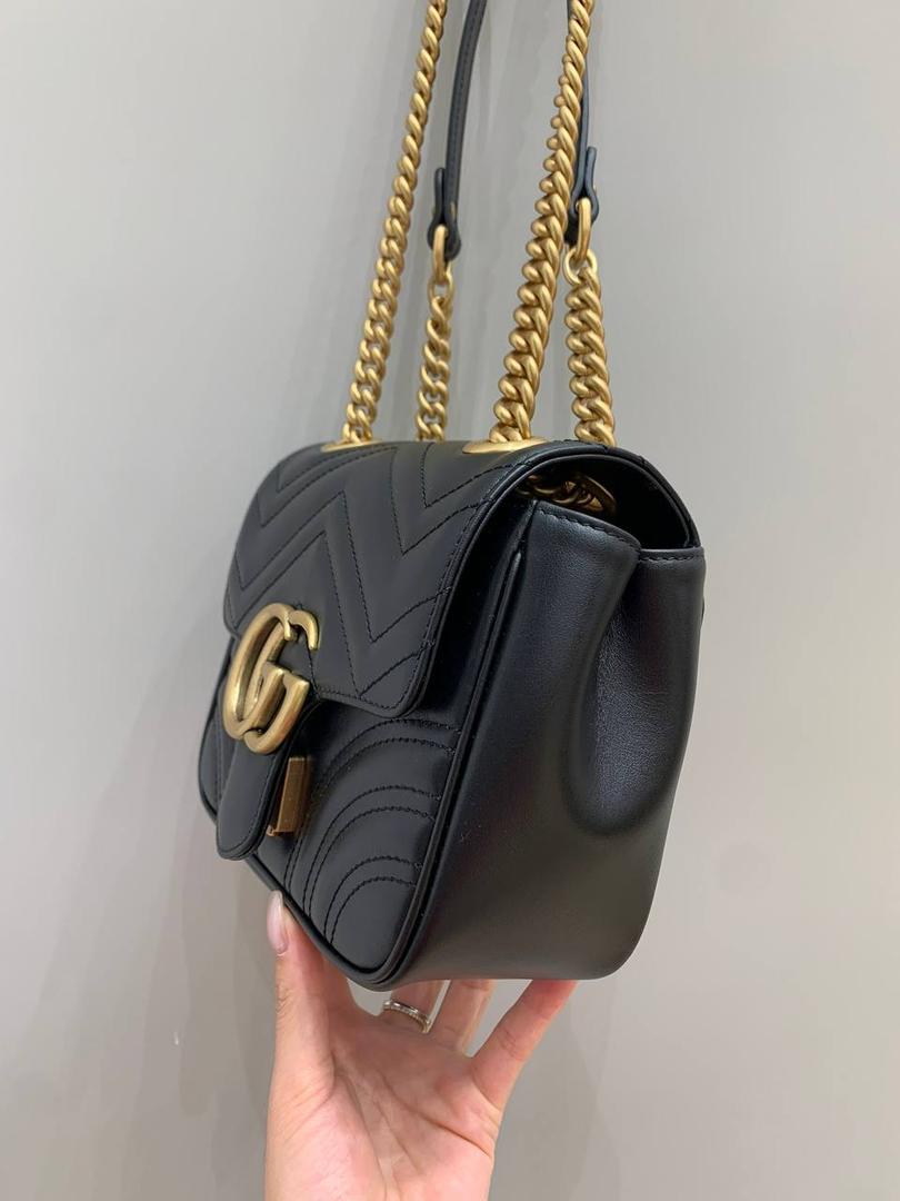 新背景实拍正品级 。Gucc1 marmont方胖子(原皮黑色)💕🤩 方胖子这名字真的太适合他本尊了，真的是胖墩墩的贼可爱，皮料质感也是贼好，版型跟之前经典款的有点差别，做法也不一样，所以出来的手感也相差蛮大的，这款的手感版型跟他名字一样，就是个胖子，皮料弹性很大，就是专柜的味道！！ 型号739682 尺寸18/15/8cm
