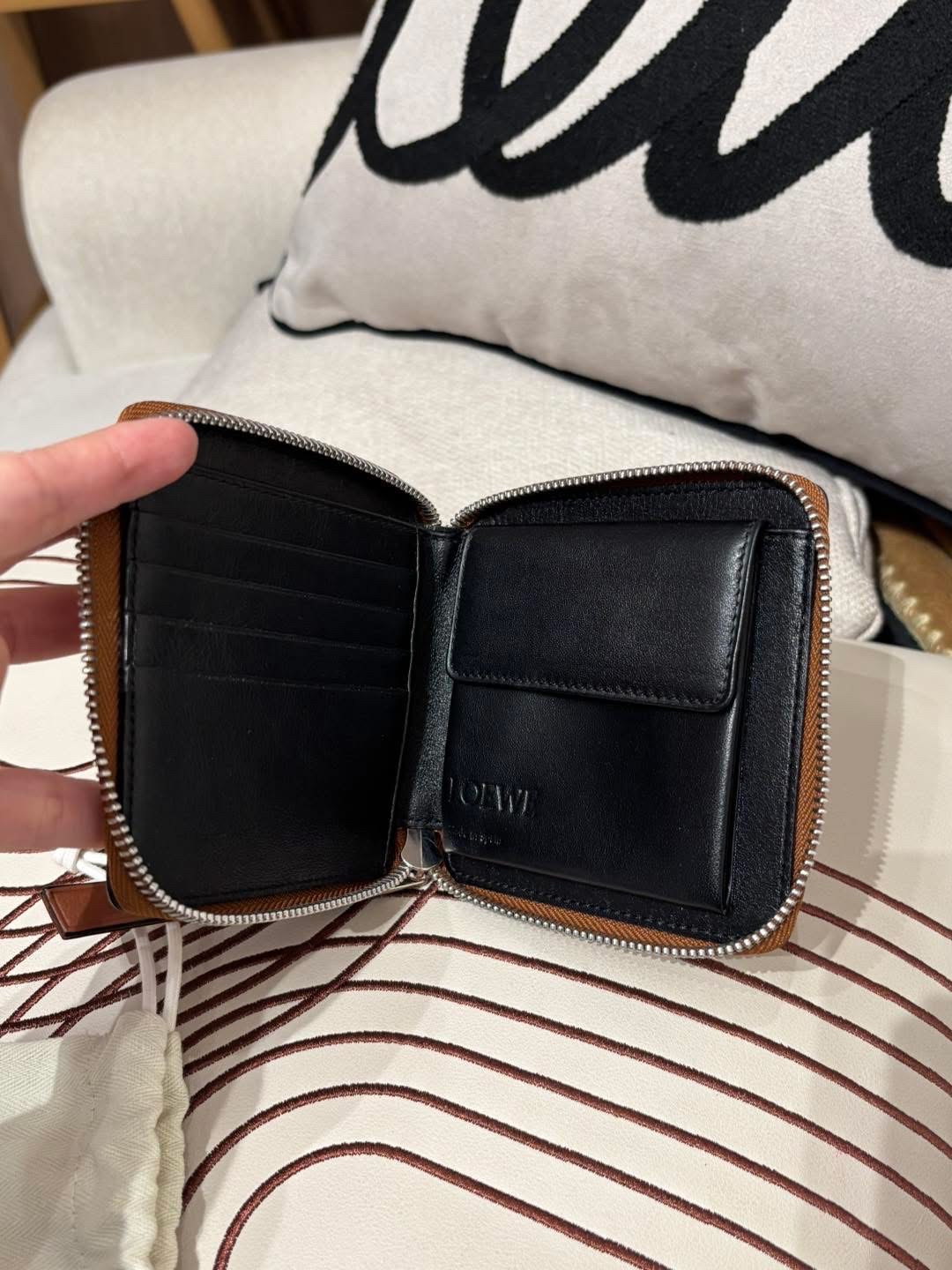 Loewe puzzle square wallet calfskin 100%Authentic ,98%new ✨✨專門店售價 $ 4 8 0 0  📣✨ 