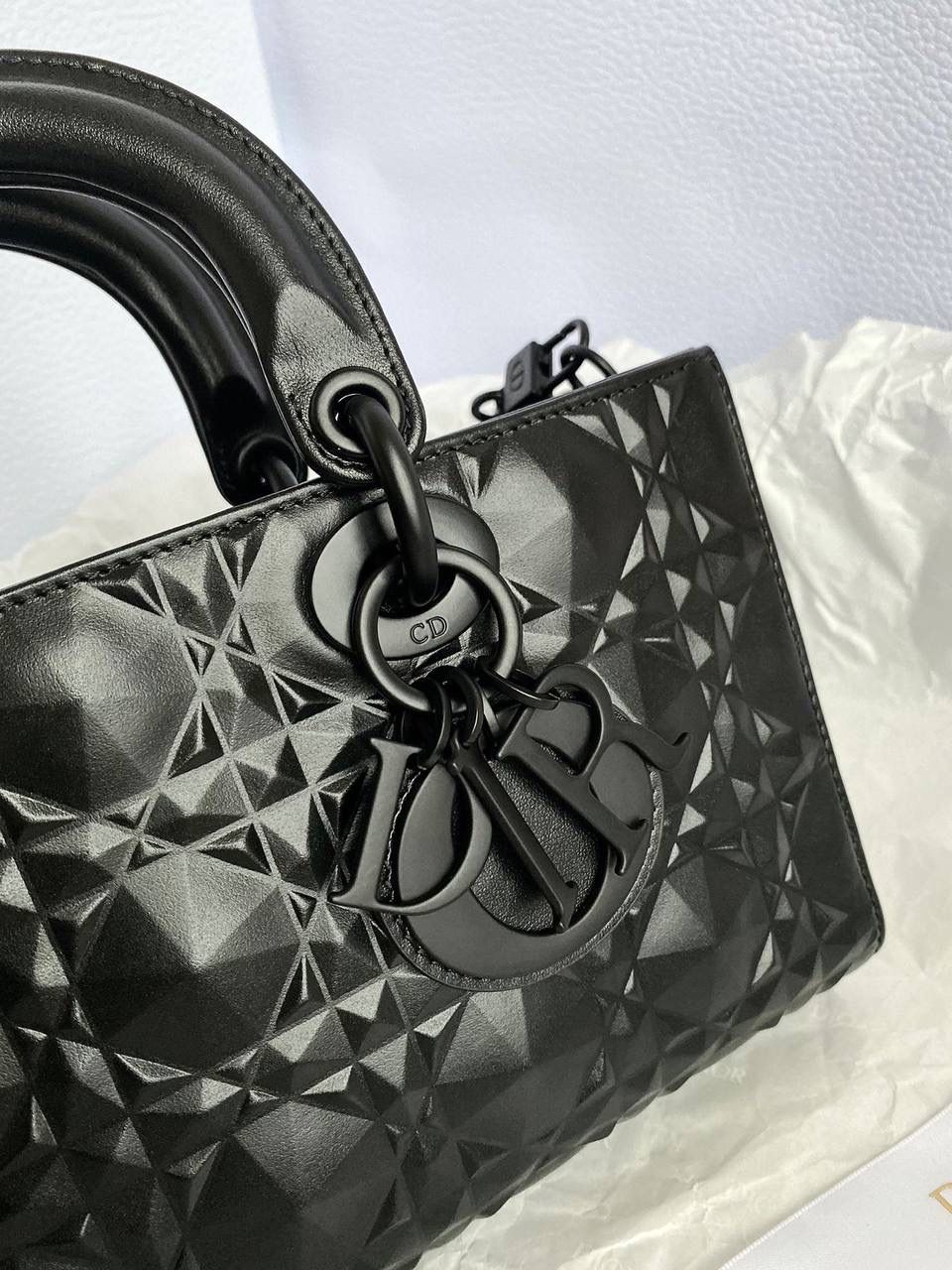 𝗗𝗶𝗼𝗿 𝗗-𝗝𝗼𝘆 𝗯𝗮𝗴哑光黑色🖤 时尚果然就是轮回，回归了一把中古戴妃 特殊处理的哑光牛皮钻石藤格纹，八个切割面挺括有型，全套磨砂材质五金，长方包形短链条➕细长肩带直接封神！！ 复古时髦感超强，真是什么场合都可以把住🥹绝对是lady中的天花板了，强势出圈啦姐妹们🤩 26 x 13.5 x 5cm