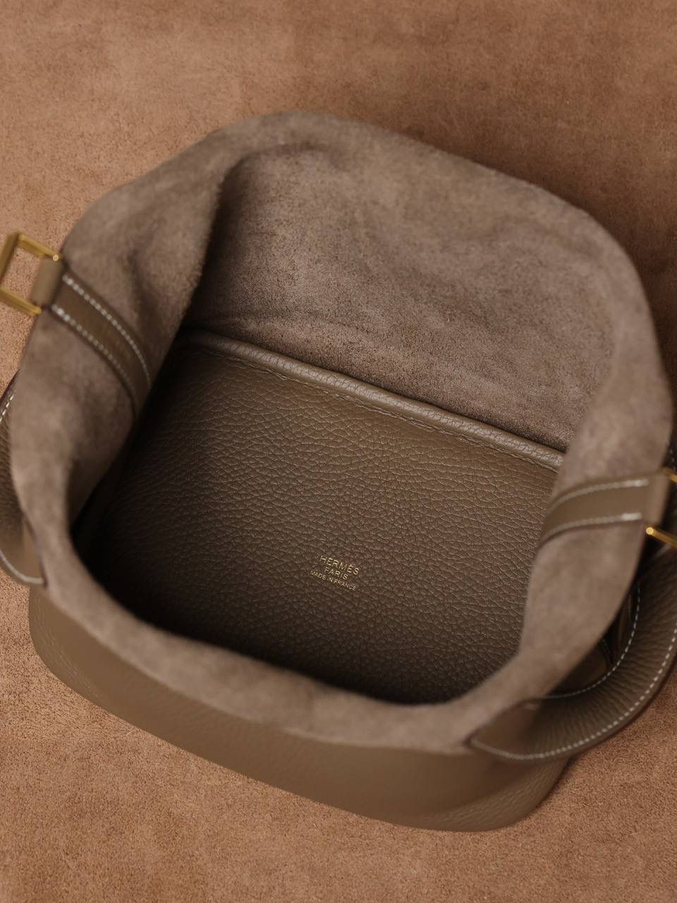 H正式上线！ 大象灰18cm金扣 独家渠道货！手机实拍！独家背景！ 纯手工制作、细工慢活、工匠精神雕刻的艺术精品！ 尺寸：18 X 19 X 13.5cm