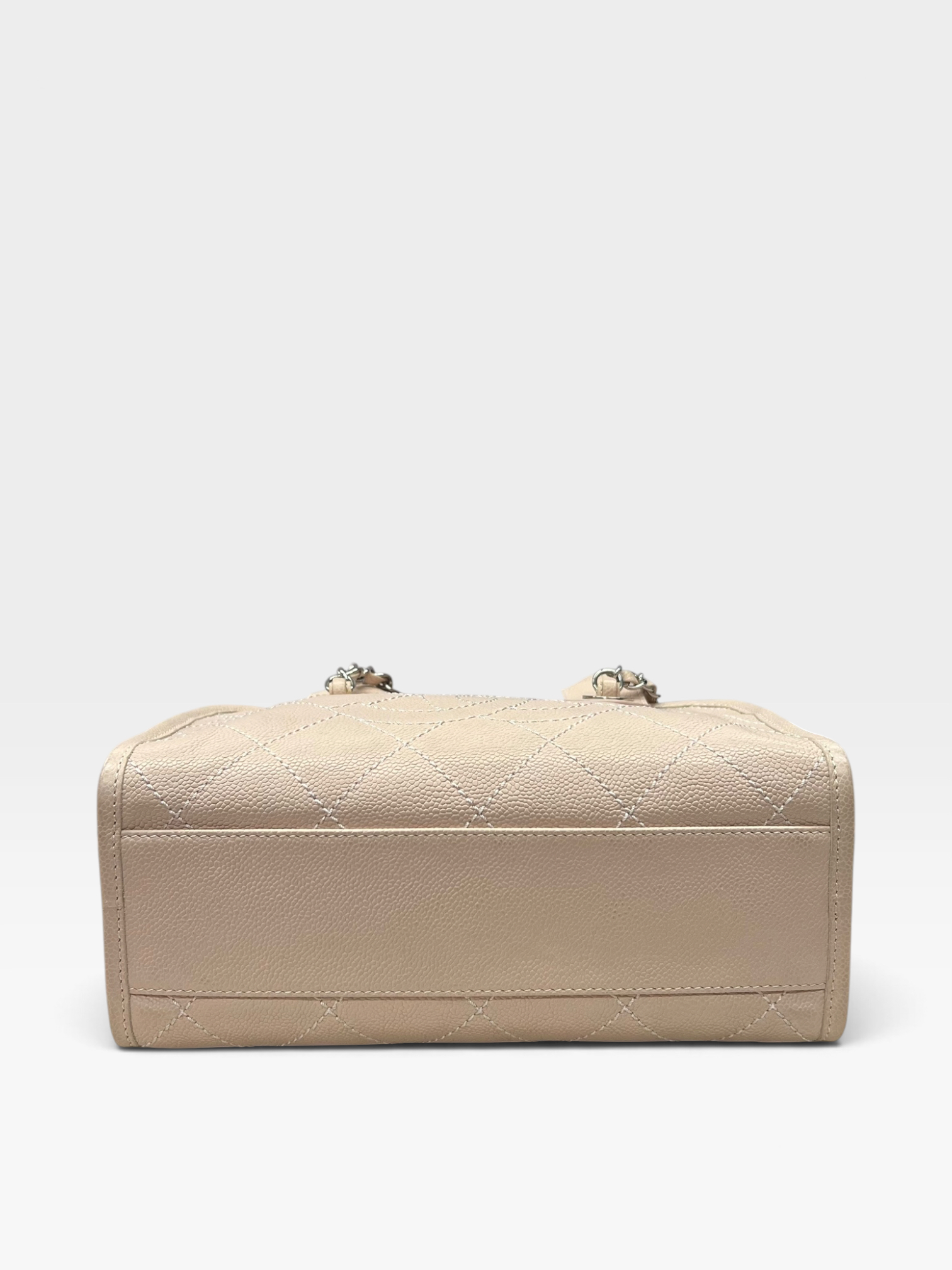 Pre-Owned CHANEL Deauville Handbag / Product Code: 092403