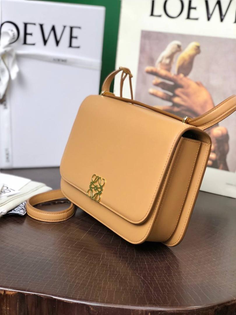 中号『 L0E💟WE GOYA 』 ⭐ 泫雅.周也.曾黎.虞书欣.宋茜.宋妍霏…众多明星同款哟～😘 ⭐能装，好搭，又不怕造 光滑丝绸牛皮革除了显高级外，上手如婴儿般肌肤娇嫩平滑，让你非常想保护她，呵护她呢～内饰细腻napa羊皮三隔层，贴心设计了暗扣和背面小侧袋，收纳方便➕安全感满分💯 ⭐灰常匹配当下的极简风，难得是拥有一大票靓丽颜色，无论是优雅知性，还是我们活泼开朗的小仙女们，都可以闭眼入啦！想凹造型？想上班通勤？怎么用怎么挑，都不会错^_^ 一句话，若🈶️此包，前者皆可抛！ 就算吃土也要买下呀呀呀～～ 中号尺寸：23-15-6.5CM 型号：012121蜂蜜色