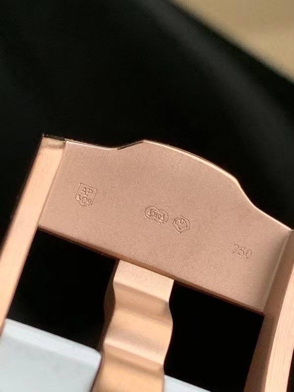 🚀全网独家新款，官网已停售 爱彼女款，皇家橡树离岸型，原装瑞士石英机芯、37表盘、厚度11.1毫米，原装进口防尘表带，反炫光处理蓝宝石水晶玻璃、包18K玫瑰金镶钻，32颗VV S足反南非真钻、精美绝伦、37表盘男女通杀！数量不多、手快有手慢无！