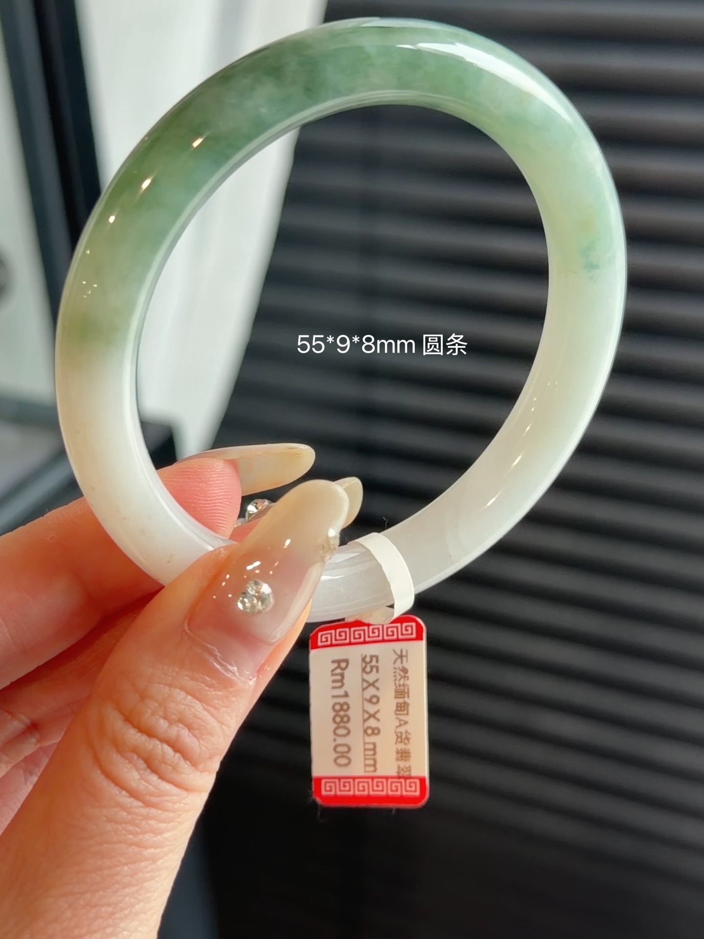 ✨ 马来西亚现货 ✨精品手镯 · 实物更美55圆条 半山水翡翠手镯 💎 尺寸圈口：55mm ｜ 宽度：9mm ｜ 厚度：8mm💰Rm1880.00 (有纹不扣)📄 附权威证书🕊 支持鉴赏期🌍 全球配送喜欢的宝宝欢迎 DM 💌先到先得，不留#马来西亚翡翠 #怡保 #吉隆坡 #新山 #新加坡