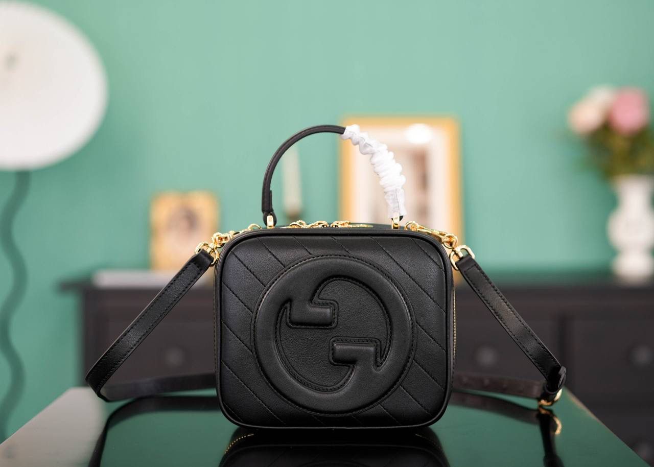 🥯Gucci Blondie系列手提包 克色17cm 正品售价¥17.000 独家原厂皮发售 限量级别 可爱的方正形小包 ，超级适合夏日穿搭 包身非常轻便，小身材大容量 配有长肩带，可以手提可以肩背 官方款号 744434 尺寸：17x15x9cm