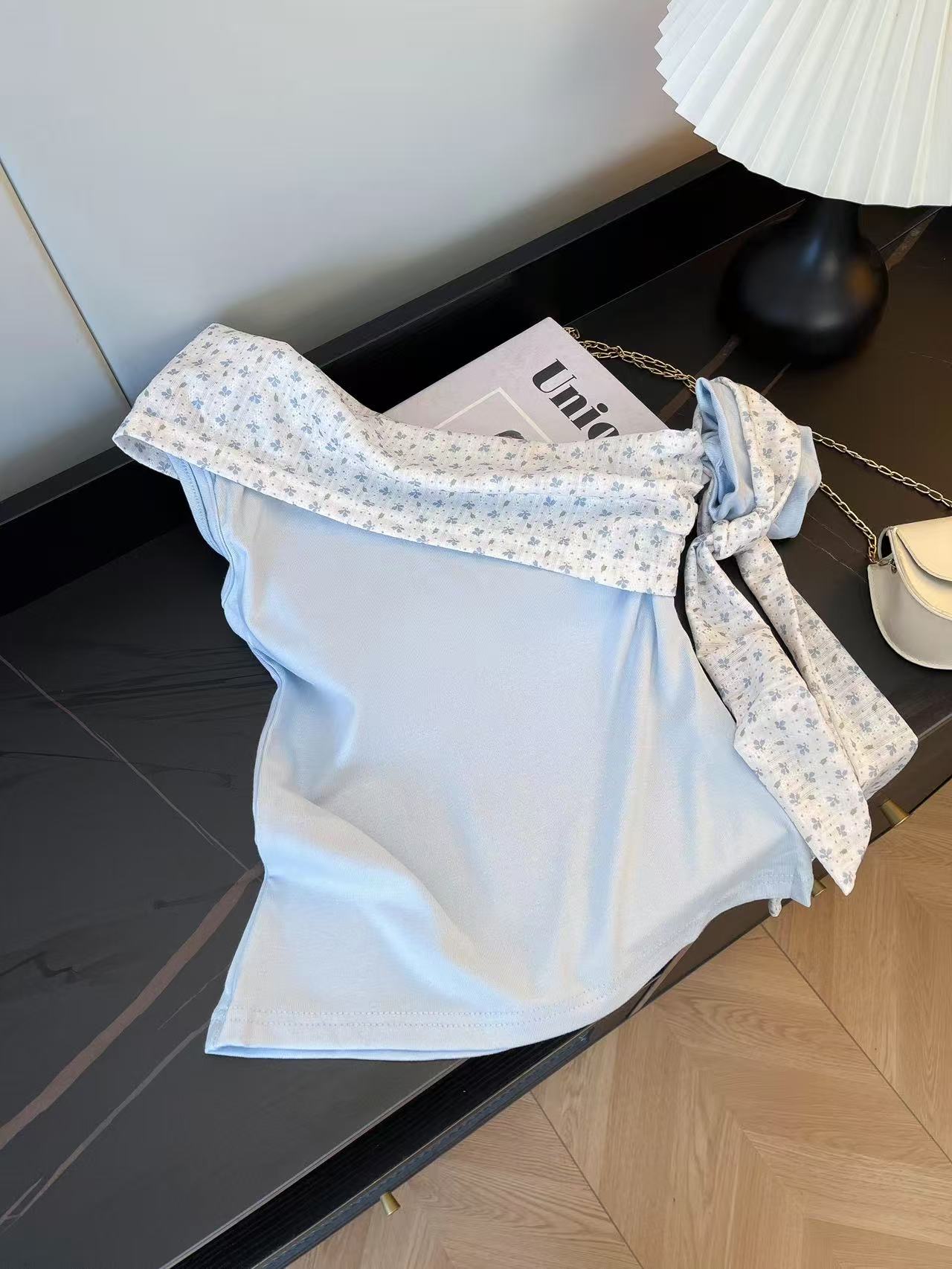 TP377蔚蓝碎花斜肩上衣