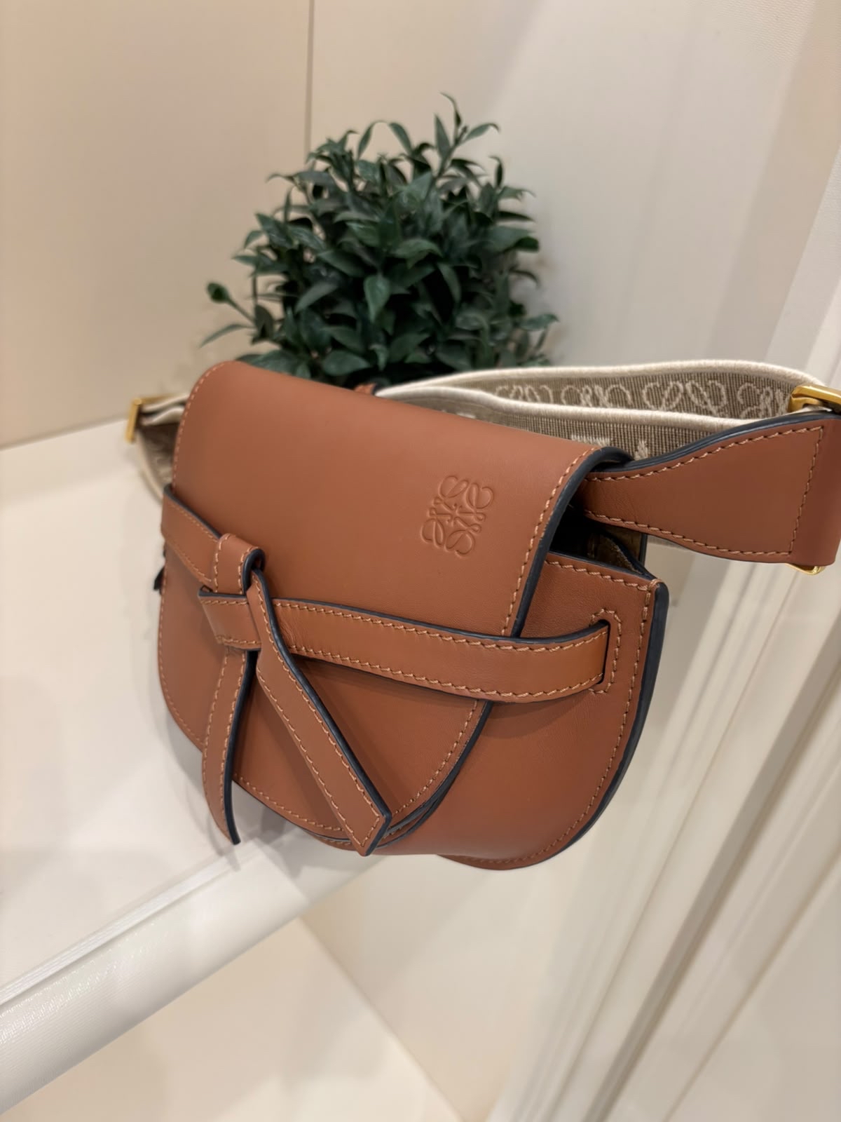 Loewe Mini Gate 手袋 tan 100%Authentic, 98%new  ✅dust bag 
