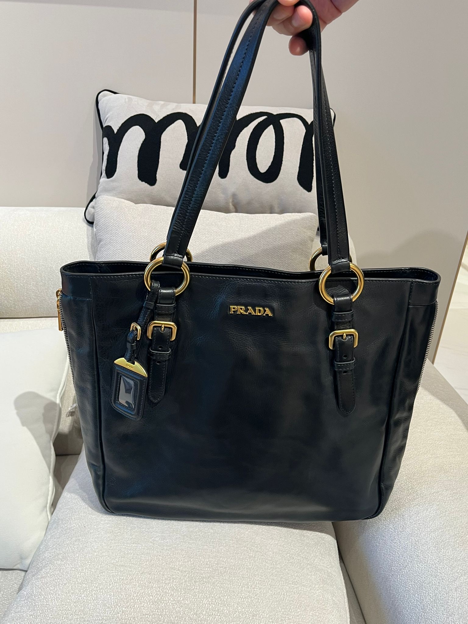 Prada calfskin SHOULDER BAG  100%Authentic,98%new  ✅Dust bag