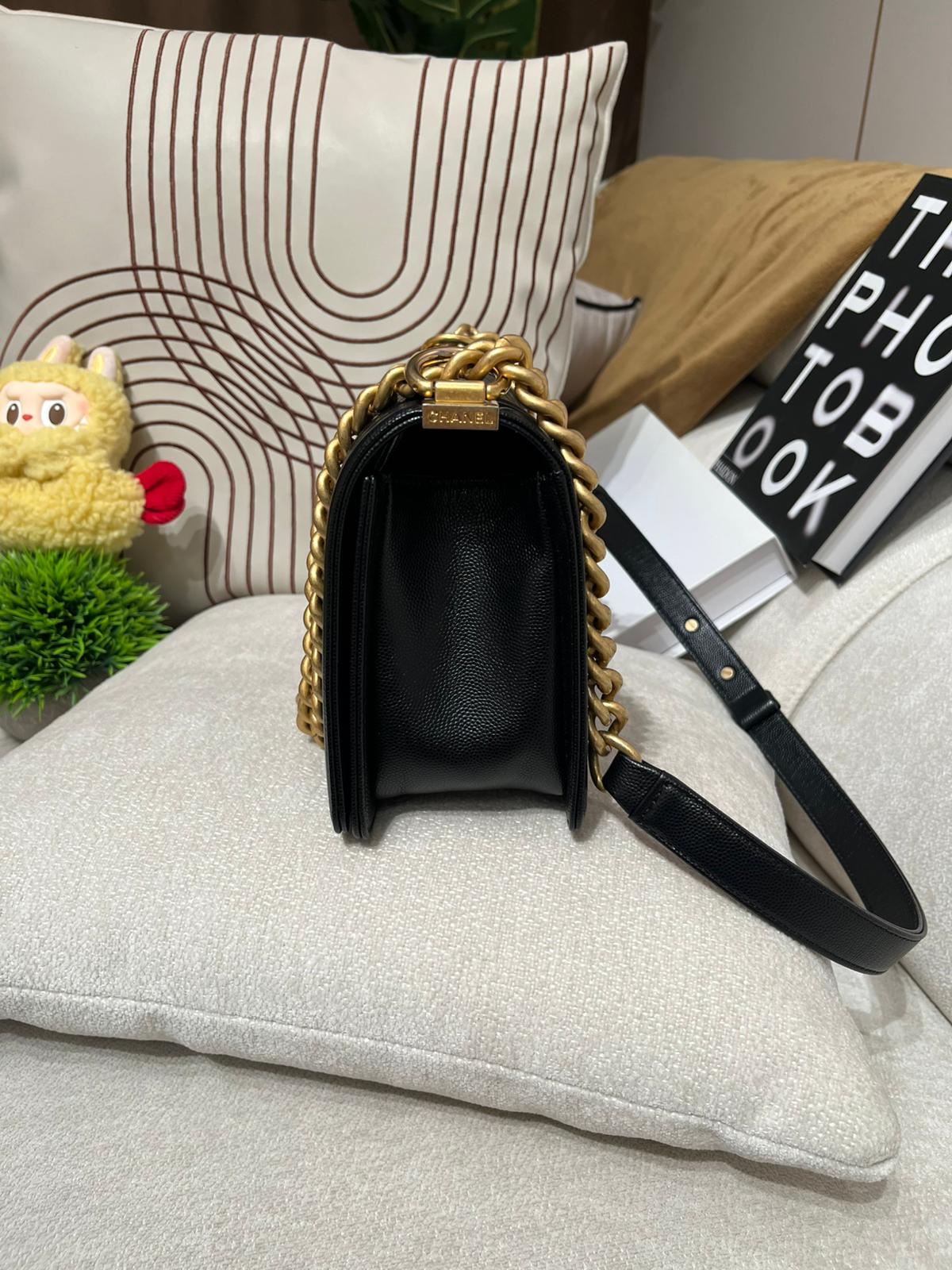 Chanel boy medium 25cm A67086 黑色魚子醬牛皮復古金扣 100%Authentic, 95%new ✅ 21年香港專門店收據✅30card ✅dust bag ✅box