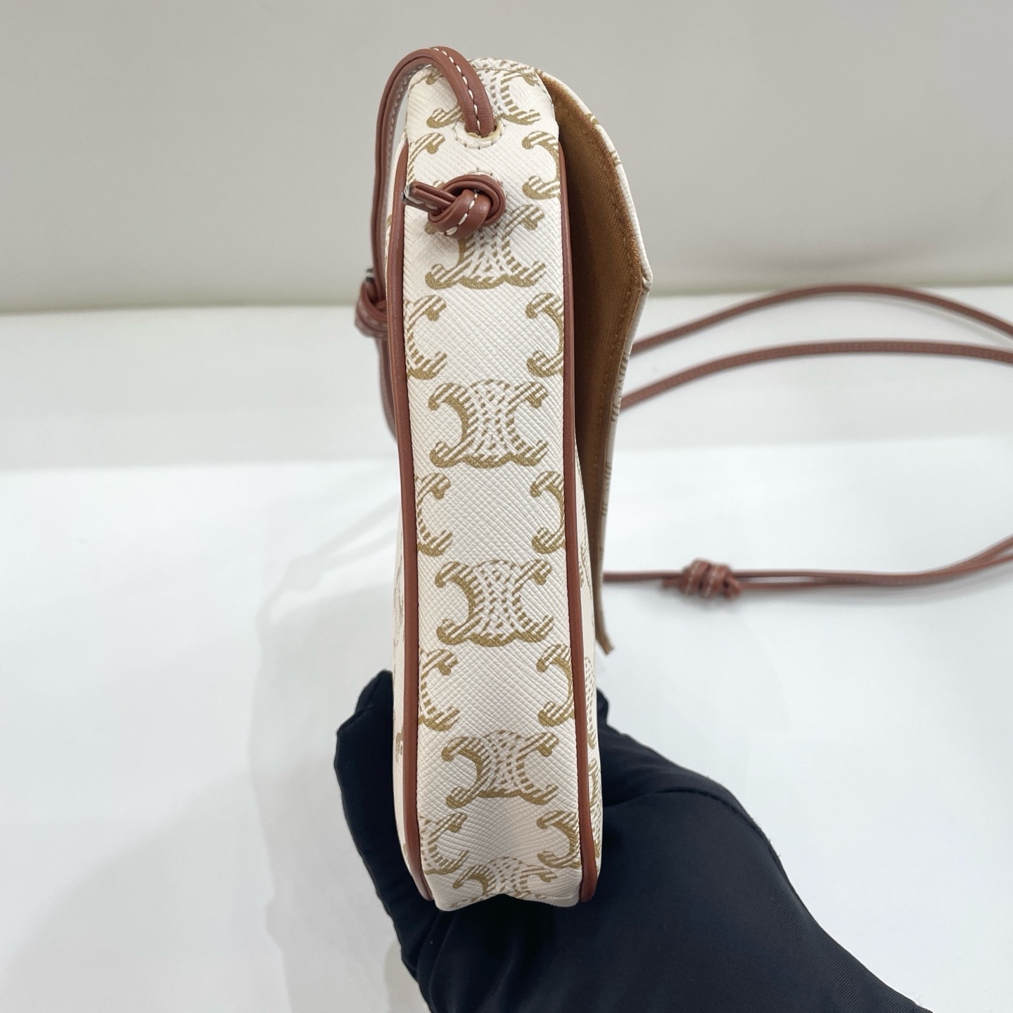 【預訂貨品】Celine白色老花三角包 