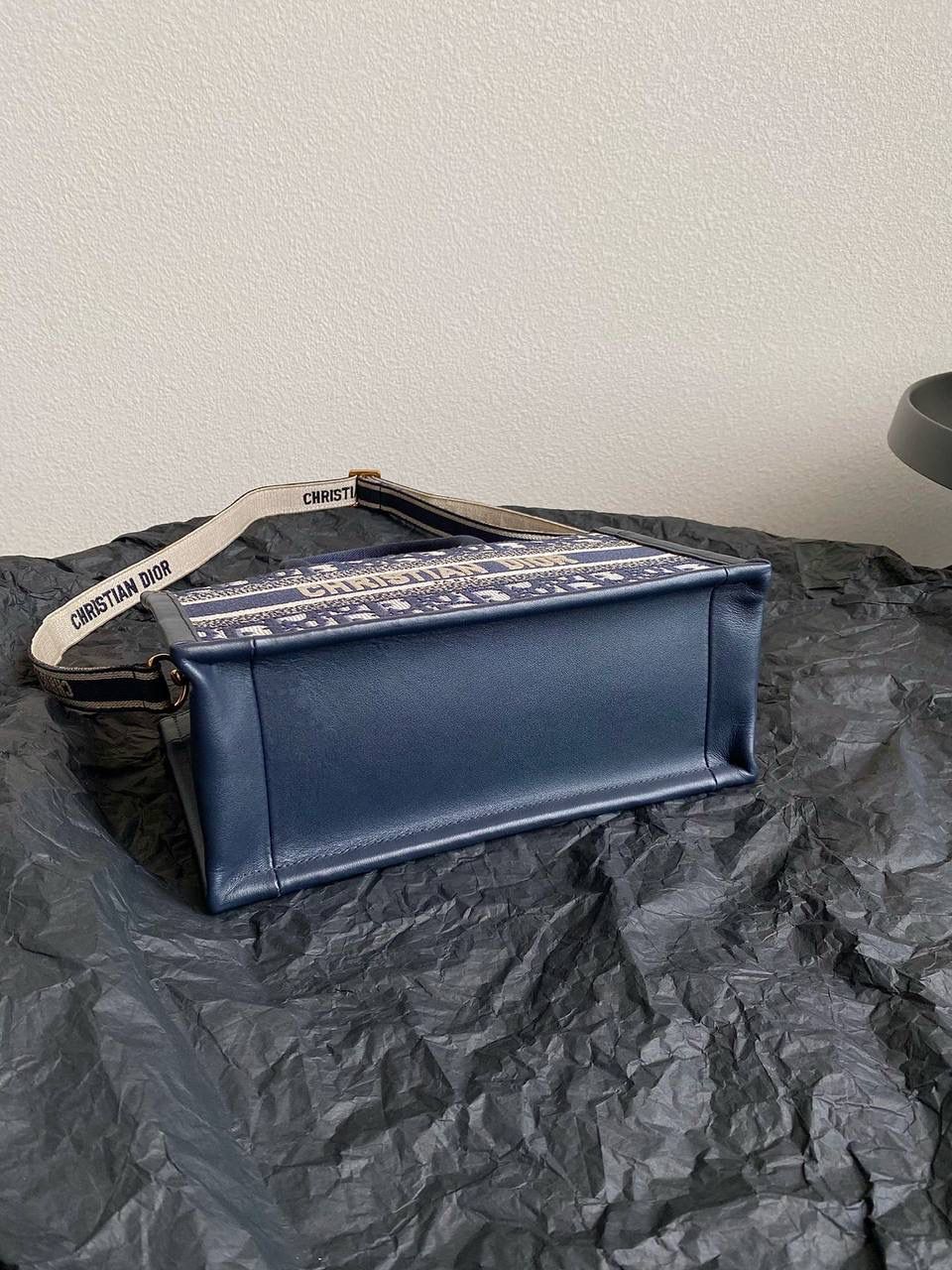 🈶老花蓝，mini 𝗗𝗜𝗢𝗥 𝗯𝗼𝗼𝗸 𝘁𝗼𝘁𝗲24新版横款 不得不说，D家确实好会玩啊 可以背的托特来了！简直不要太棒 在最最最经典的托特上又衍生爆款了 可可爱爱的mini尺寸，恨不得天天背！😍 27×14×10cm