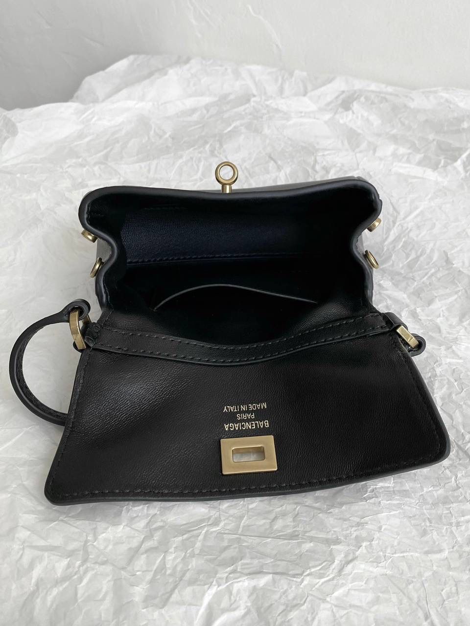 爆款🔥 ba1enciaga rodeo nano 黑色🖤 巨巨巨可爱的小rodeo 有没有拒绝不了包包变成小废包大小的姐妹！ 真的超级无敌cute，尖叫中～～ 但是，我想说的是，人家可不说小废包 它是可以装下iPhone pro的超实用mini bag📱 (plus不行哈🙅🏻‍♂️) 手提着出街就像拎着个小挂件 还有链条肩带可以肩背⛓ 家里有小千金的话 mini包还能和宝贝女儿共享🩷🩷 画面不要太治愈☺️☺️ 必须zp开发的啦，所有细节正确且对版哈！ 16×9.9×4.5cm819429m